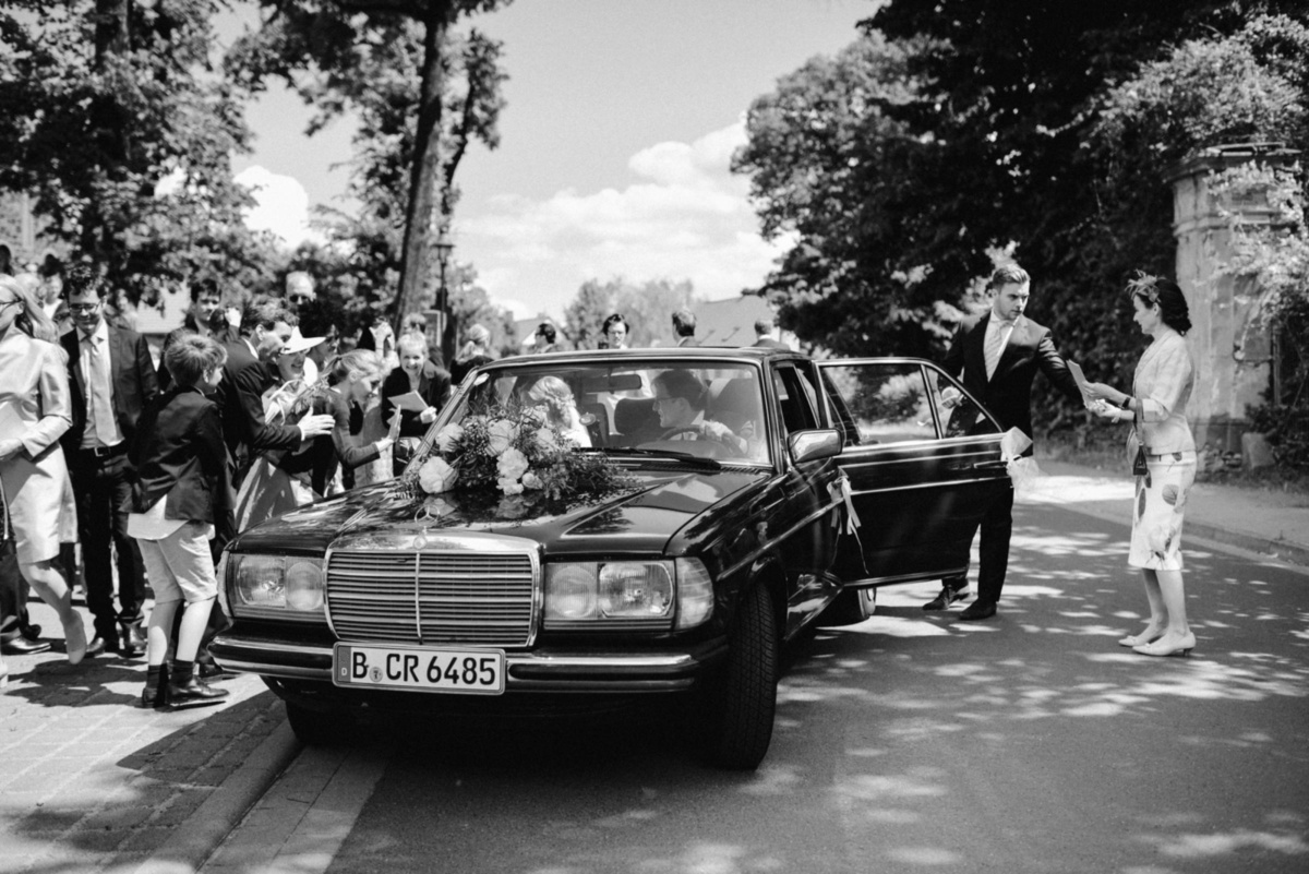 Hochzeitsauto vor der Kirche