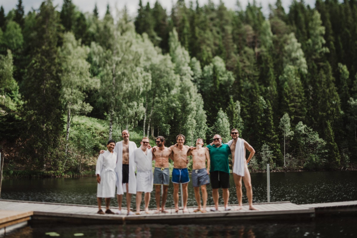 Bräutigam und Best Man am See