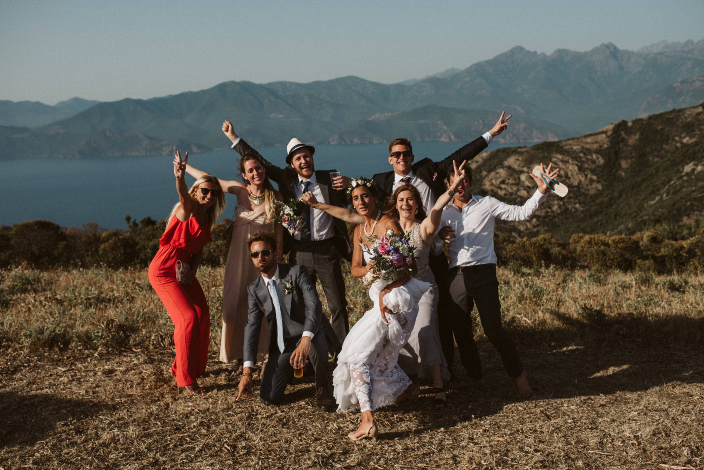Lustiges Gruppenbild in einer herrlichen Landschaft