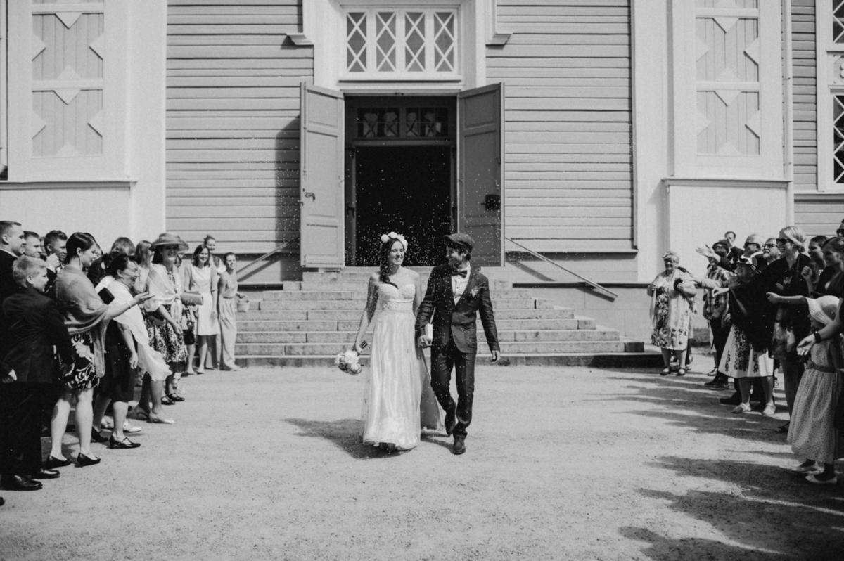 Hochzeitspaar im Reisregen in Finnland 