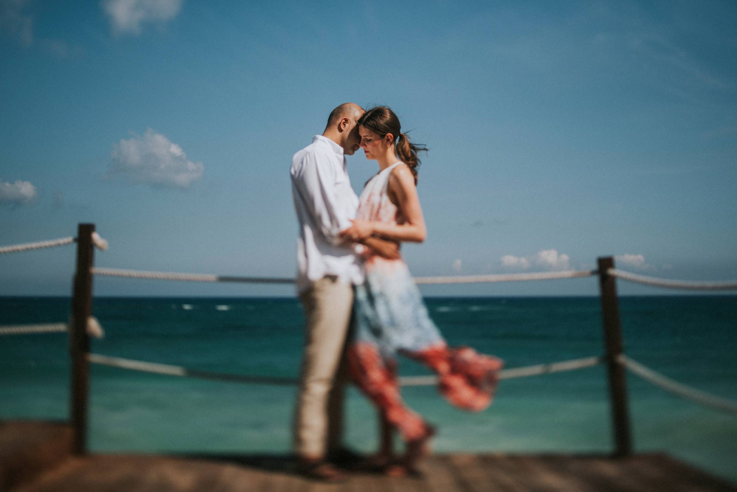 Verliebtes Paar am Strand von Tulum in Mexiko