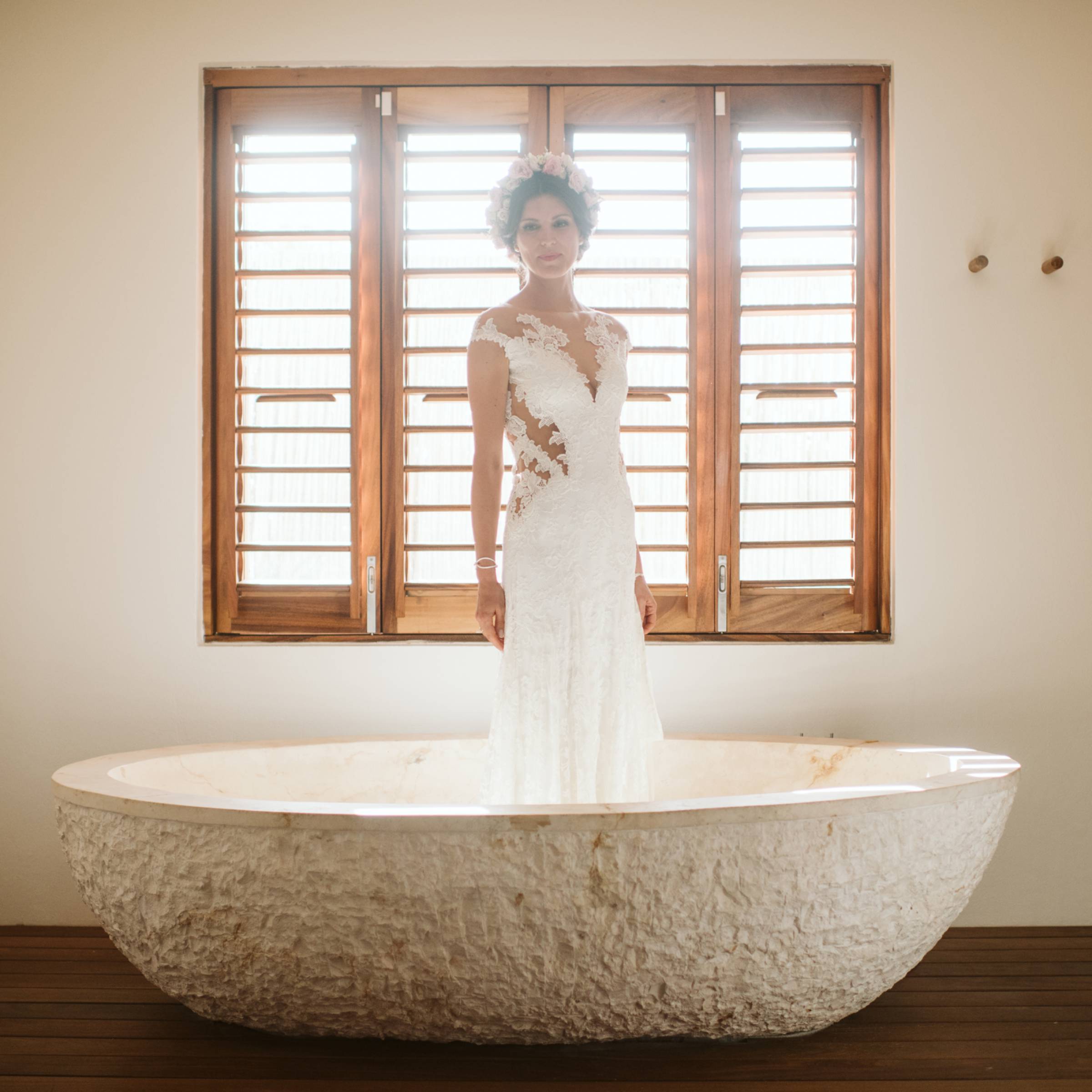 Braut im Kleid in der Badewanne in Mexiko