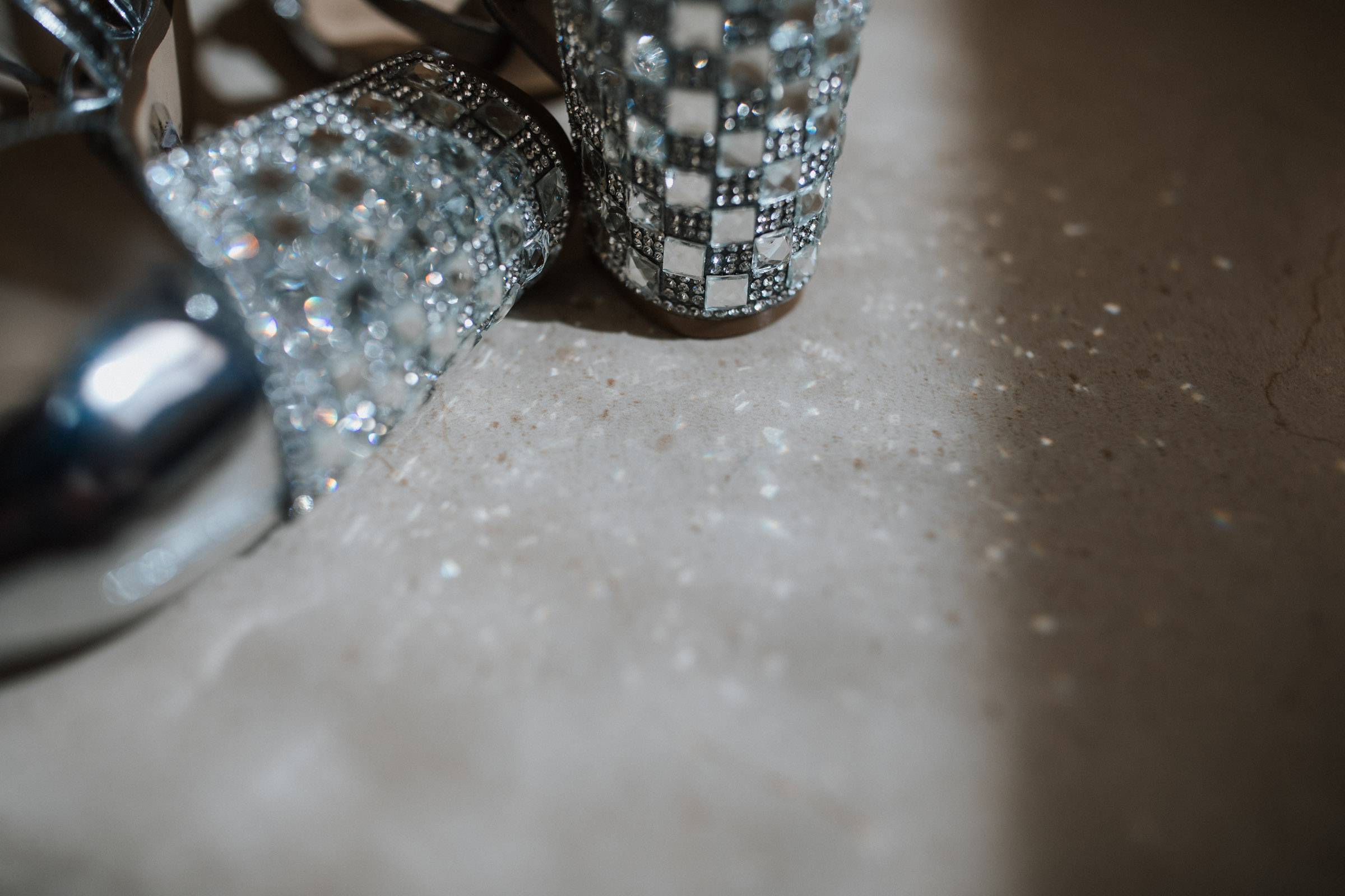 Heiraten in Costa Rica - diamantbesetzte Hacken der Brautschuhe
