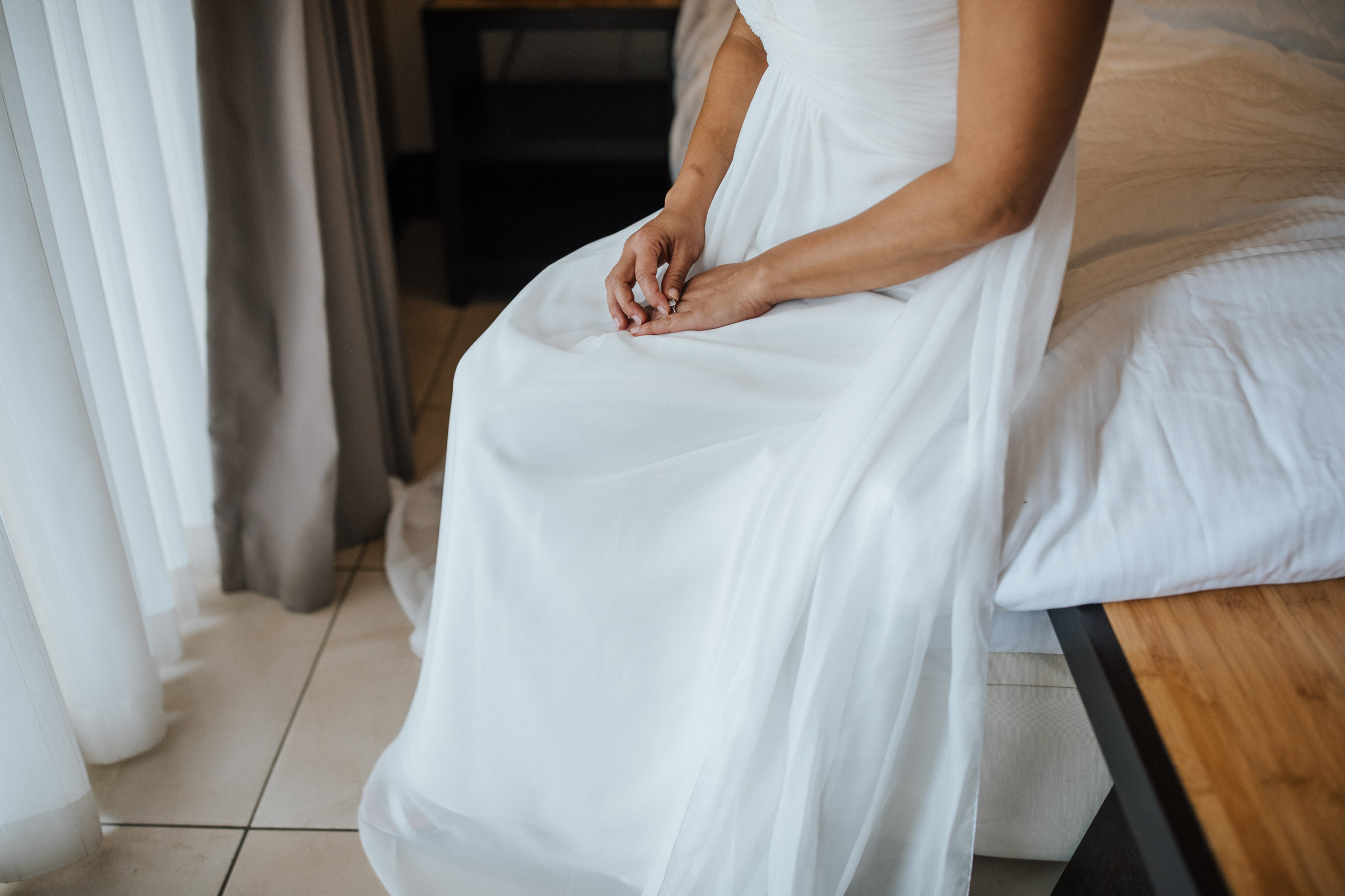 Heiraten in Costa Rica - Brauthände, die am Verlobungsring spielen