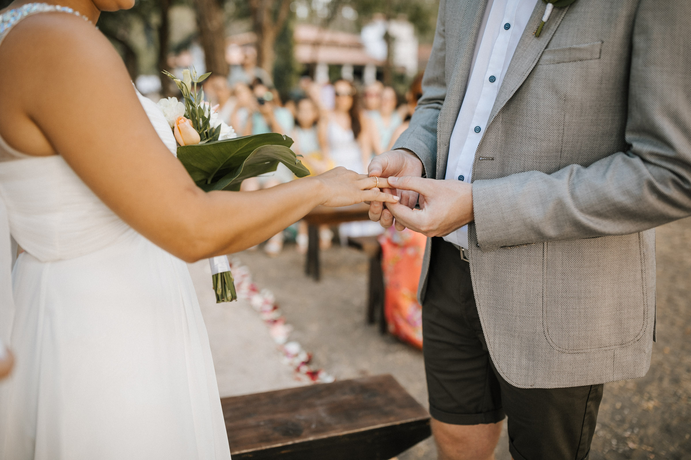 Heiraten in Costa Rica - Bräutigam steckt Braut den Ring an den Finger