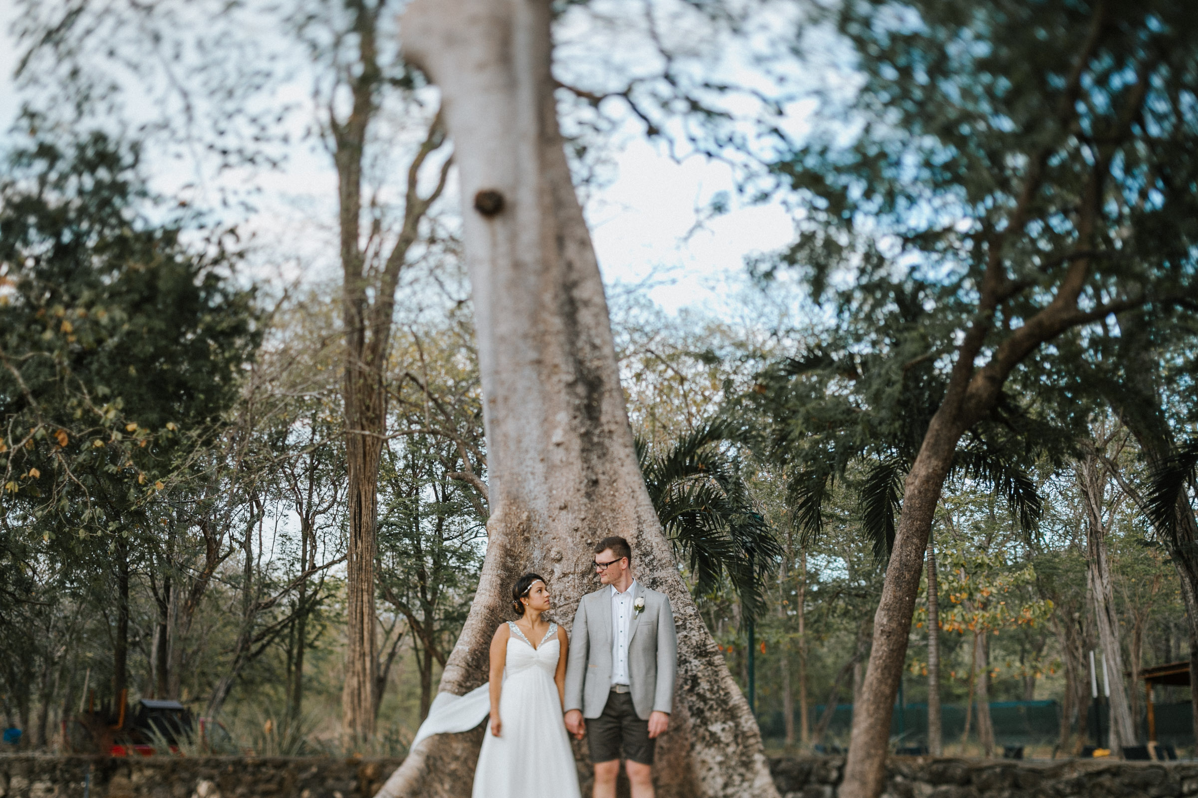 Heiraten in Costa Rica - Brautpaar-Portrait im kleinen Wäldchen am Strand