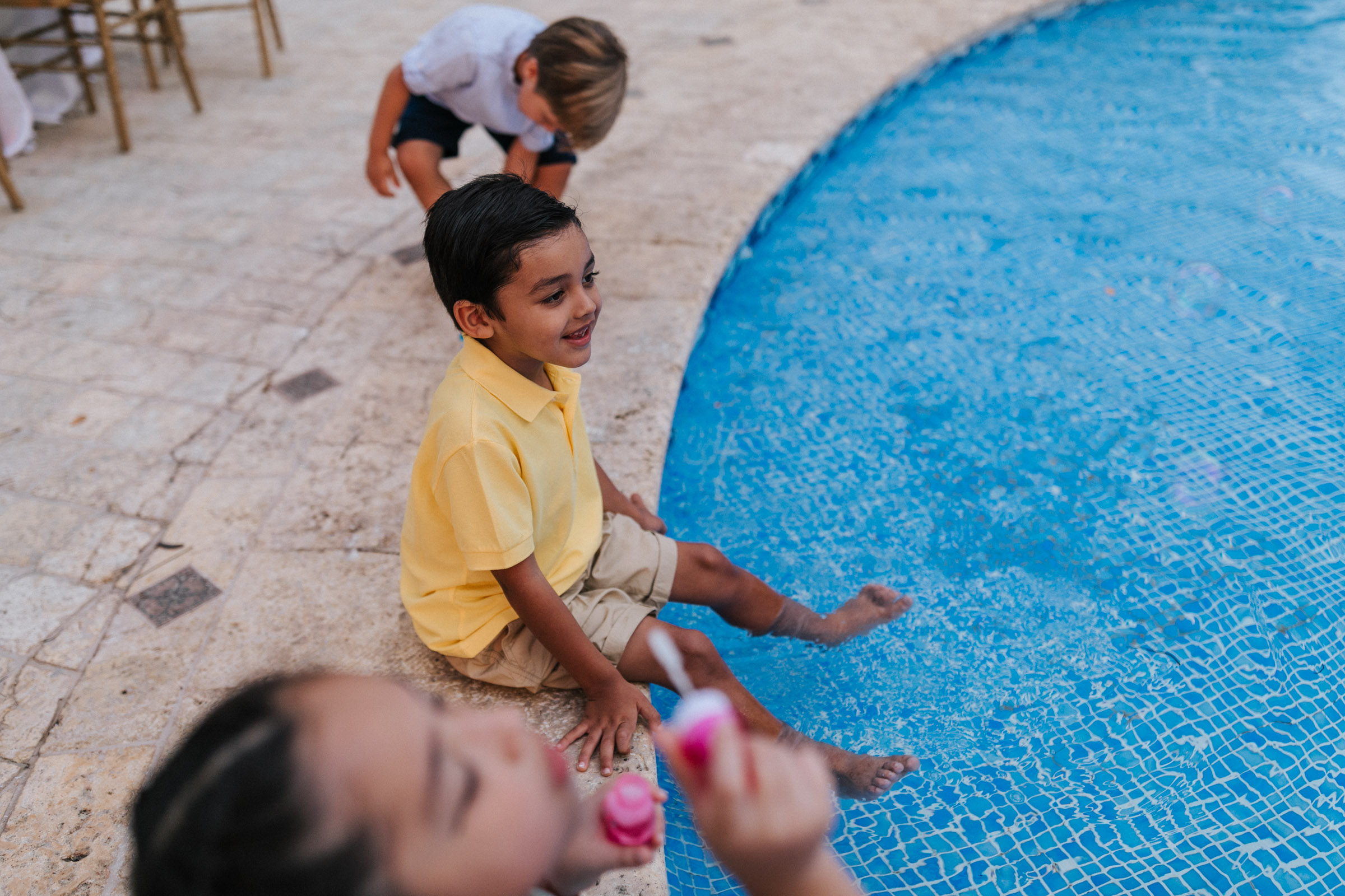 Heiraten in Costa Rica - Kinder am Pool, Füße im Wasser