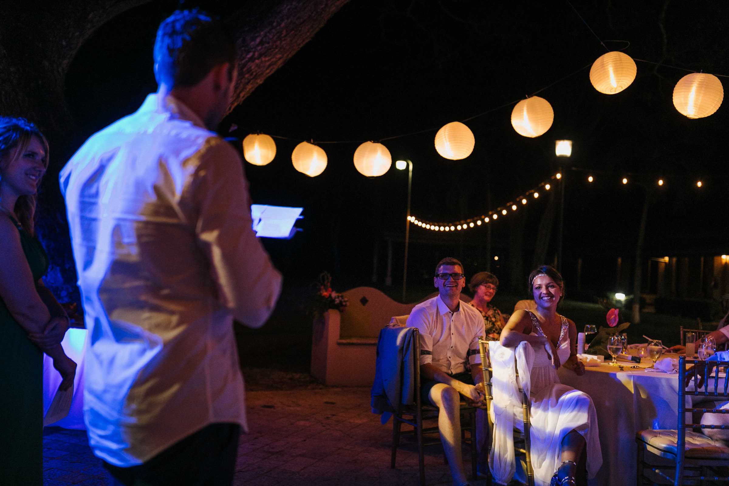 Heiraten in Costa Rica - Trauzeuge hält eine Rede, es ist abends, die Lampions leuchten