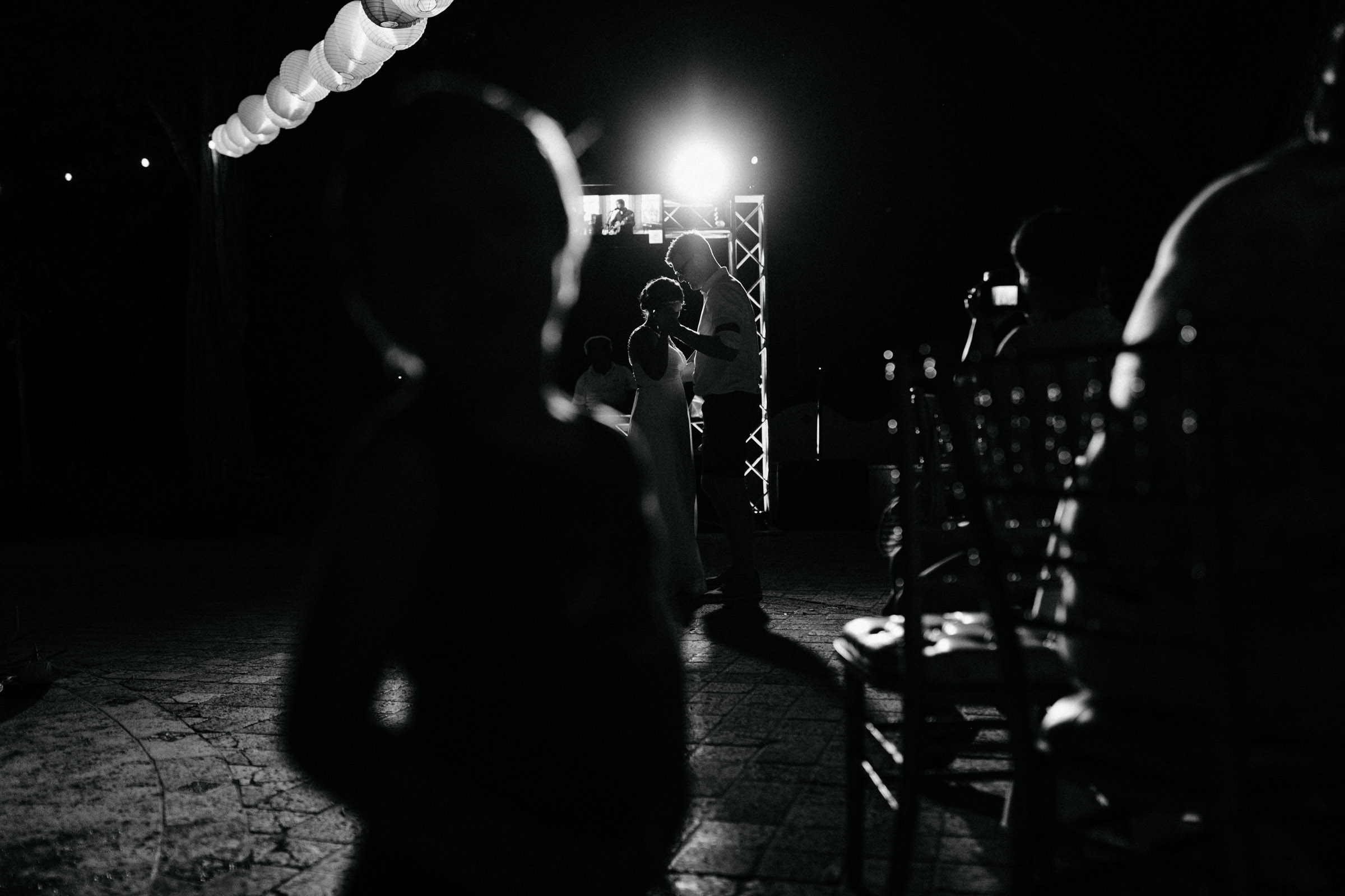 Heiraten in Costa Rica - der Hochzeitstanz, im Hintergrund fällt das Licht der Strahler in die Kamera
