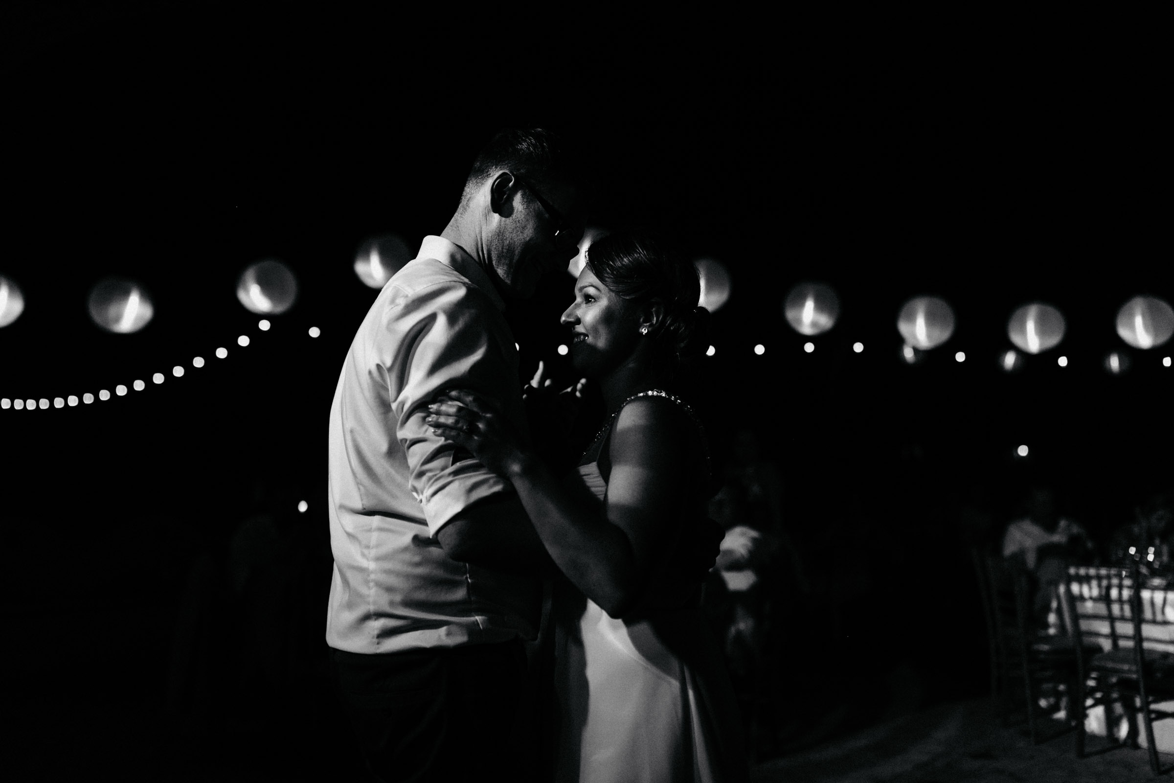 Heiraten in Costa Rica - das Brautpaar tanzt den Hochzeitstanz