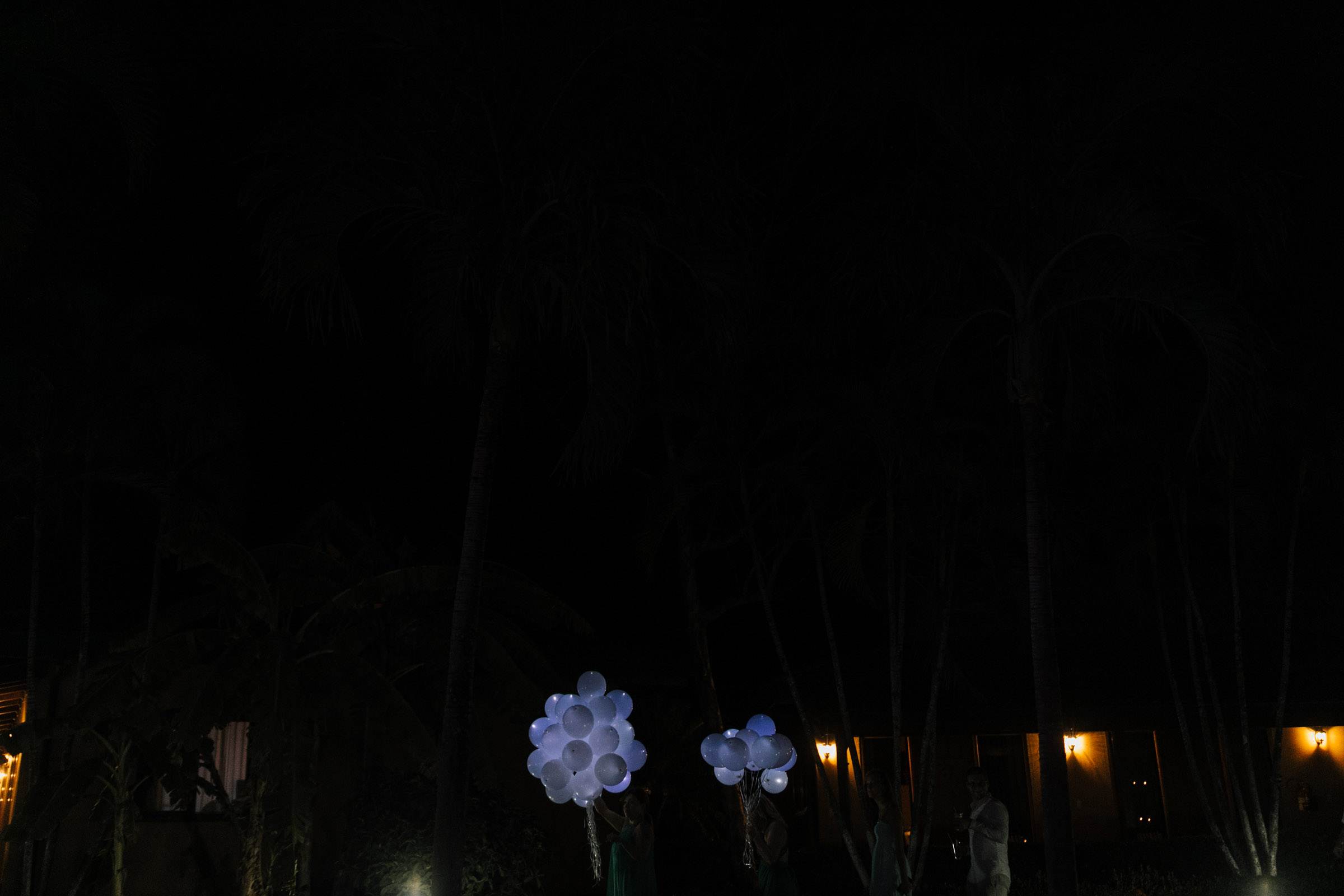 Heiraten in Costa Rica - weiße Ballons in der Nacht