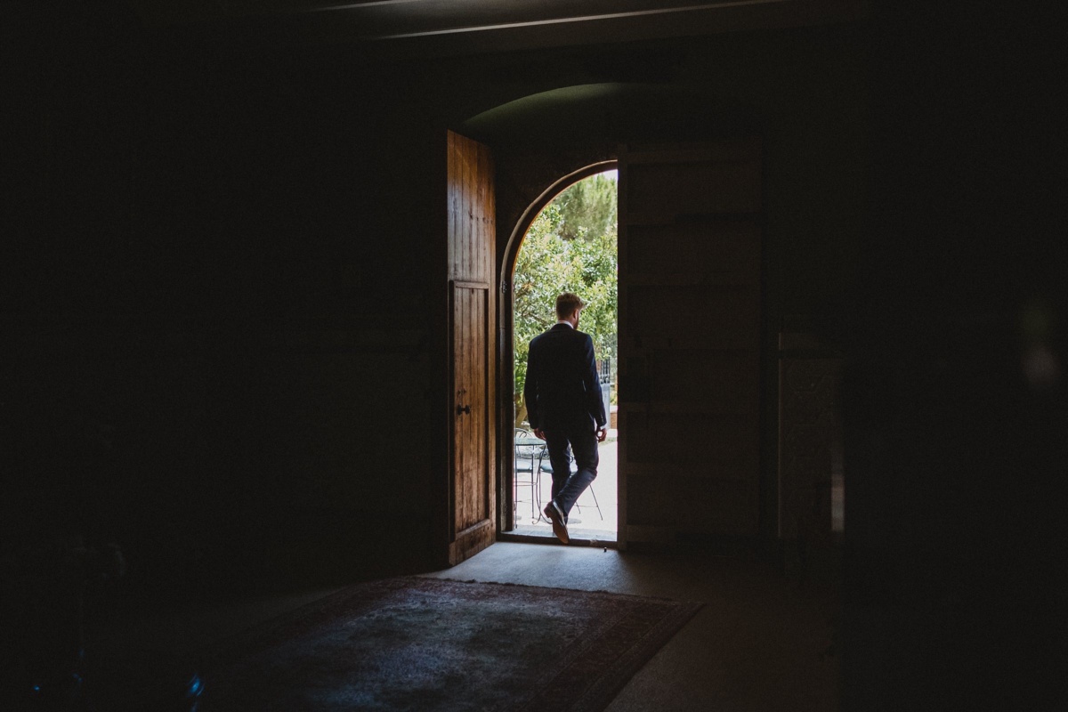 Frau Siemers - Bildpoeten - Hochzeitsfotografie in Barcelona - Clos la Plana - Bräutigam von hinten- Bräutigam verlässt die Location - Er macht sich auf den Weg zur Trauung.