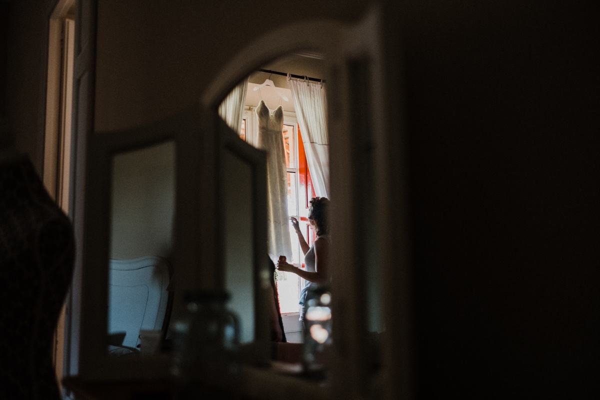 Frau Siemers - Bildpoeten - Hochzeitsfotografie in Barcelona - Clos la Plana - Braut schaut sich ihr Kleid an