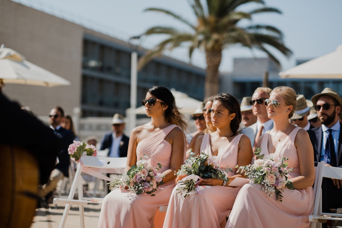 Frau Siemers - Bildpoeten - Heiraten in Barcelona - La Rambla Strandhochzeit - drei Brautjungfern in rosa Kleidern mit Sträußen