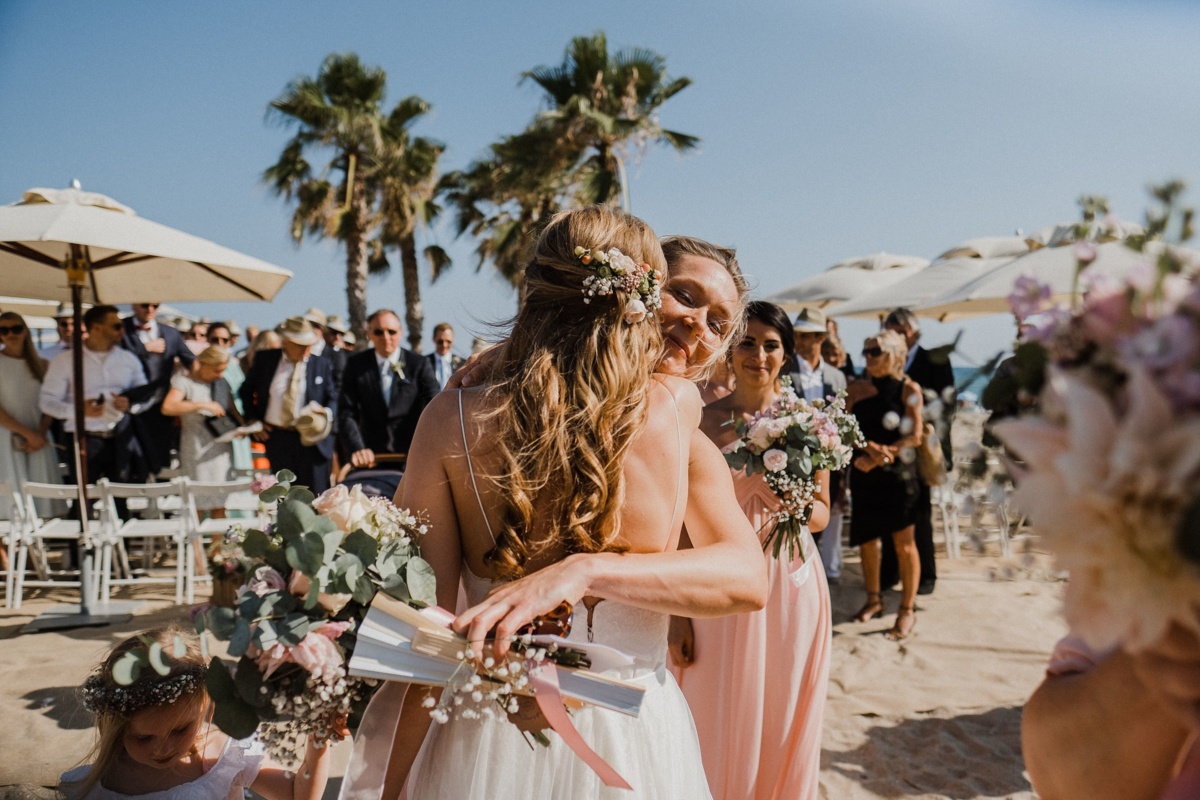 Frau Siemers - Bildpoeten - Heiraten in Barcelona - La Rambla Strandhochzeit - Braut wird umarmt von einer Freundin