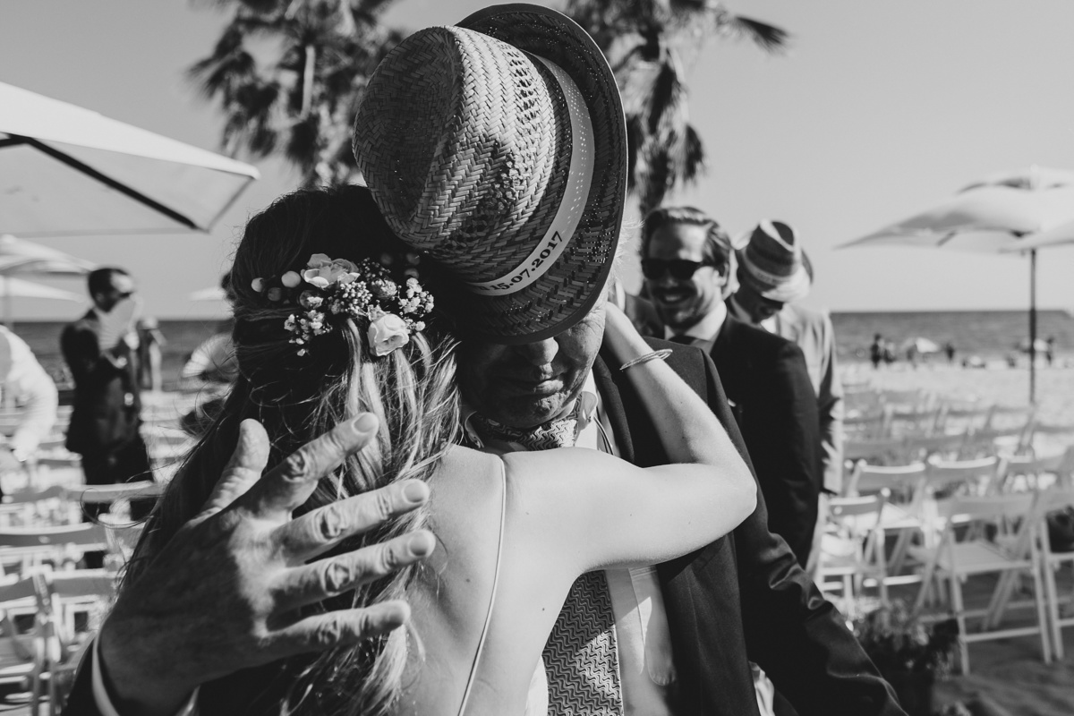 Frau Siemers - Bildpoeten - Heiraten in Barcelona - La Rambla Strandhochzeit - ein Gast gratuliert der Braut, dabei verliert er seinen Hut