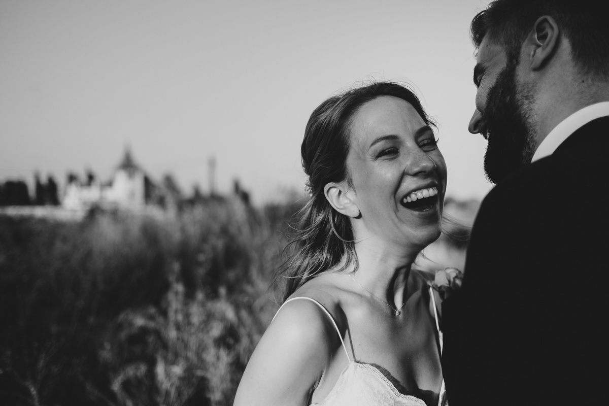 Frau Siemers - Bildpoeten - Heiraten in Barcelona - Clos la Plana - Portrait Brautpaar - Braut lacht ganz herzlich