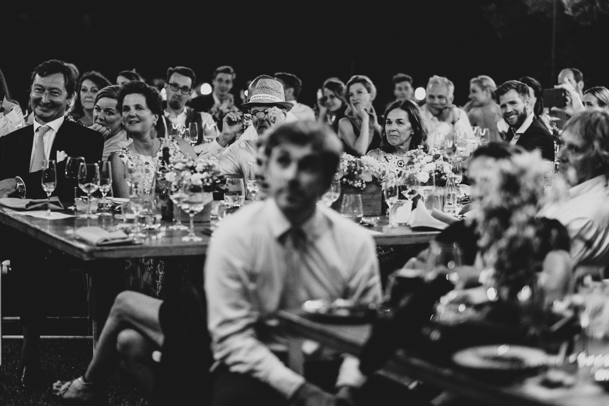 Frau Siemers - Bildpoeten - Heiraten in Barcelona - Clos la Plana - Ein Gast schaut während einer Rede durch seine Brille.