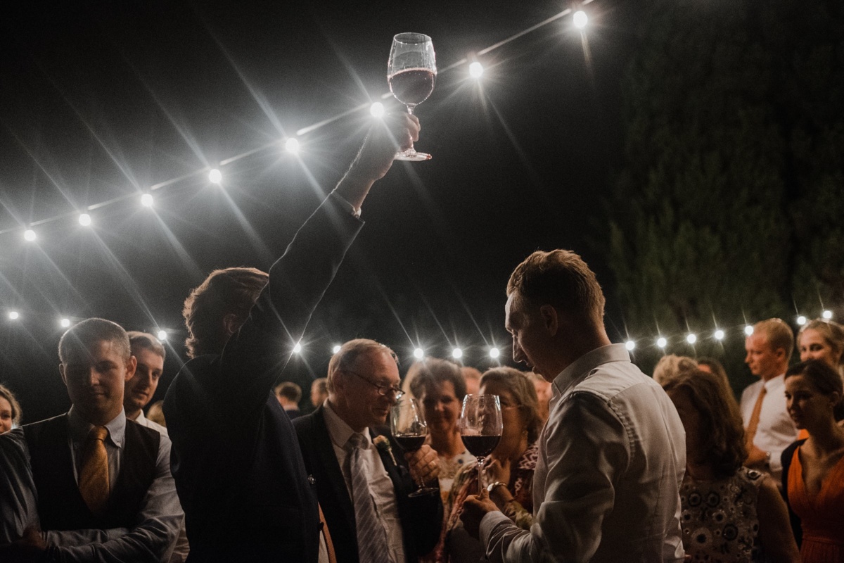 Frau Siemers - Bildpoeten - Heiraten in Barcelona - Clos la Plana - Anstoßen mit Rotwein