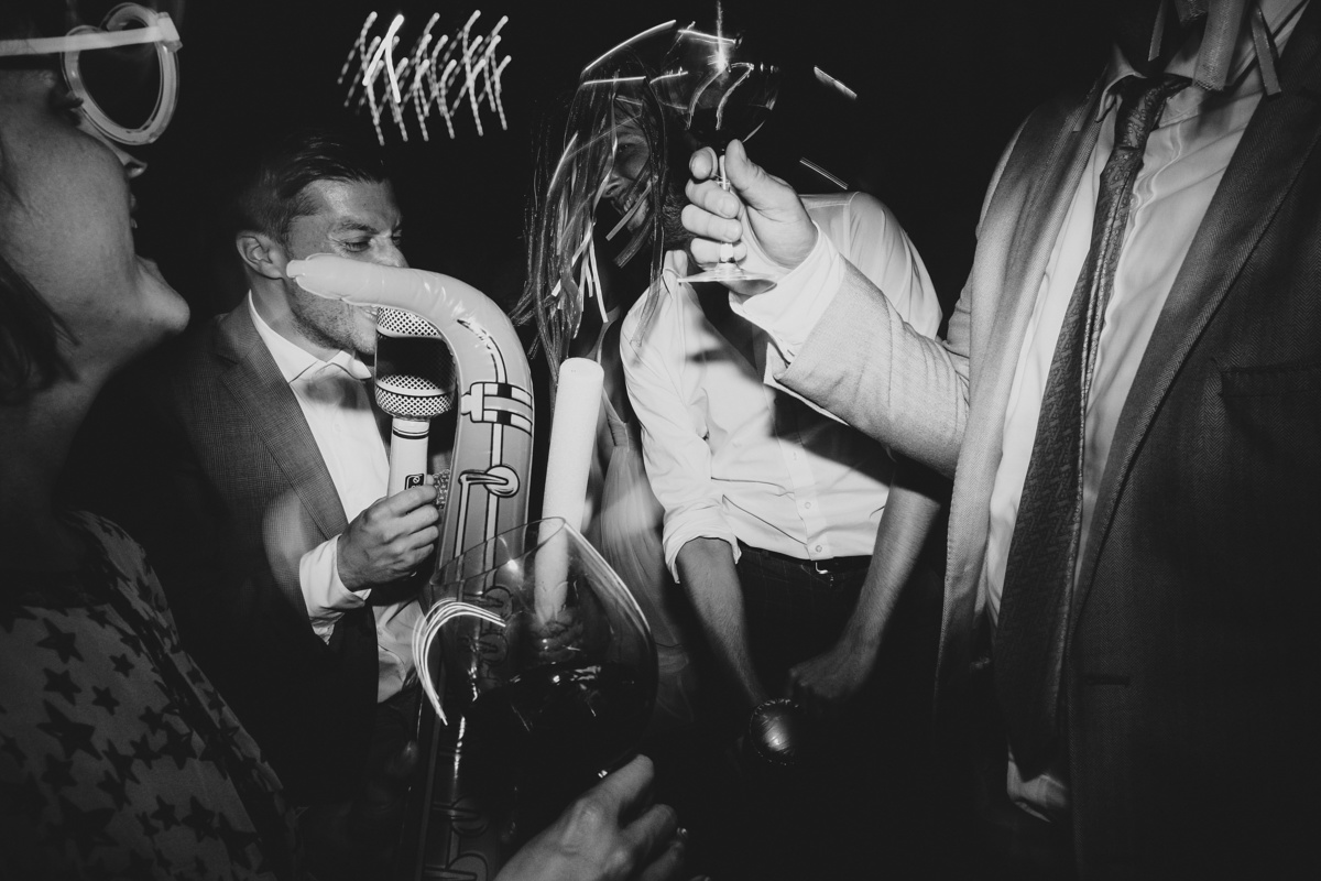 Frau Siemers - Bildpoeten - Hochzeitsfotografie in Barcelona - Clos la Plana - Vier feiernde Gäste