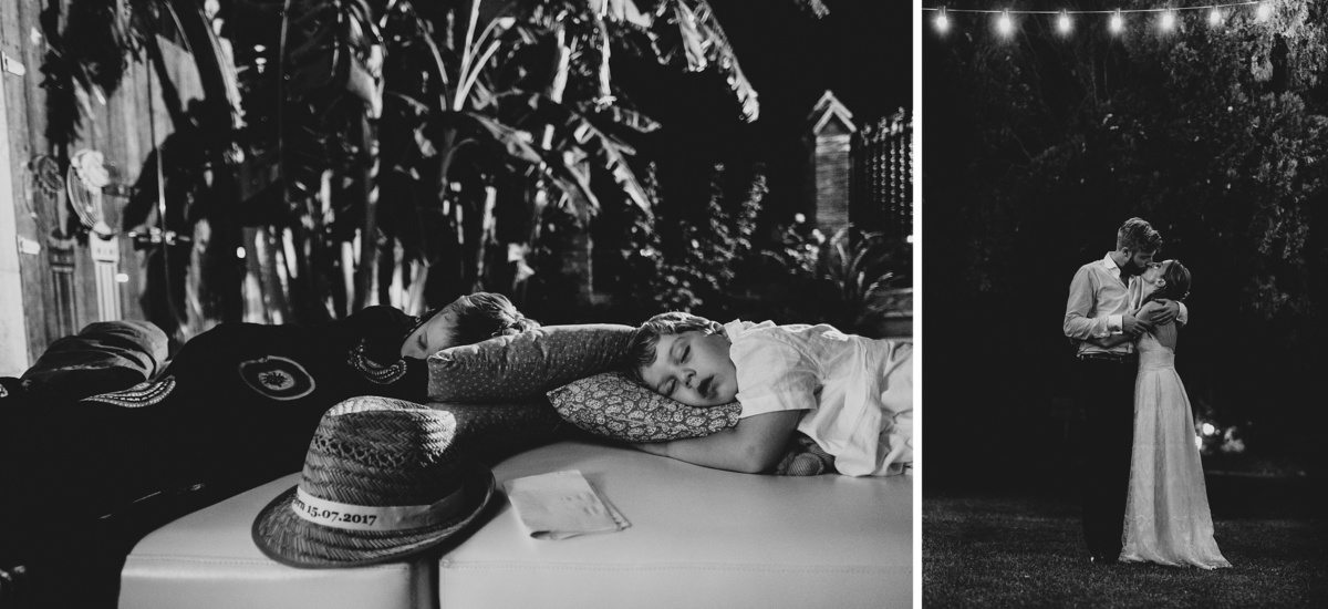 Frau Siemers - Bildpoeten - Hochzeitsfotografie in Barcelona - Clos la Plana - Abschlußbild mit dem Brautpaar unter einer Lichterkette. Das Brautpaar küsst sich.