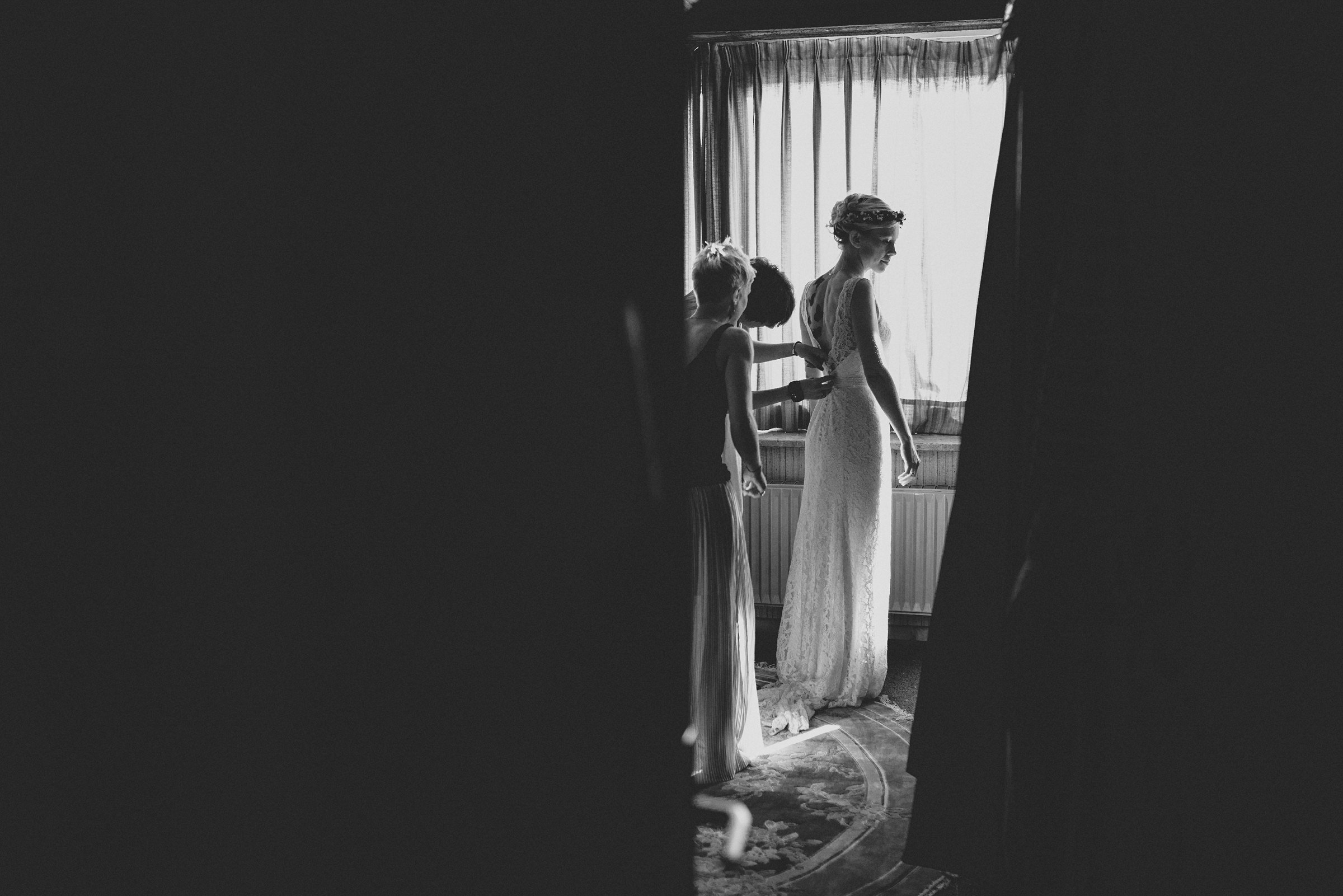 das Brautkleid wird zugeknöpft