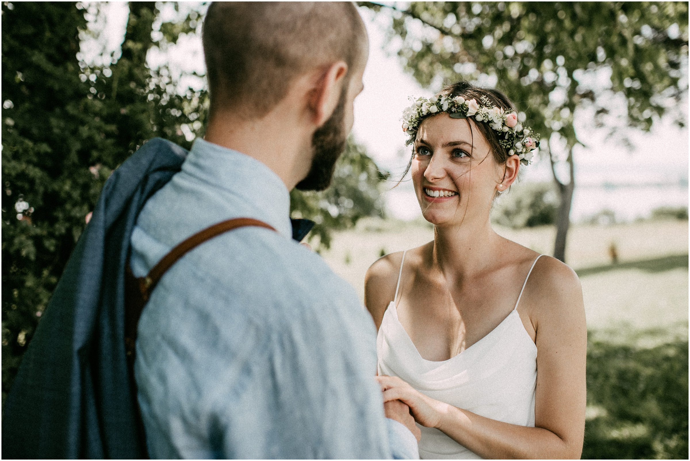 Wiesenhochzeit: First Look Braut und Bräutigam