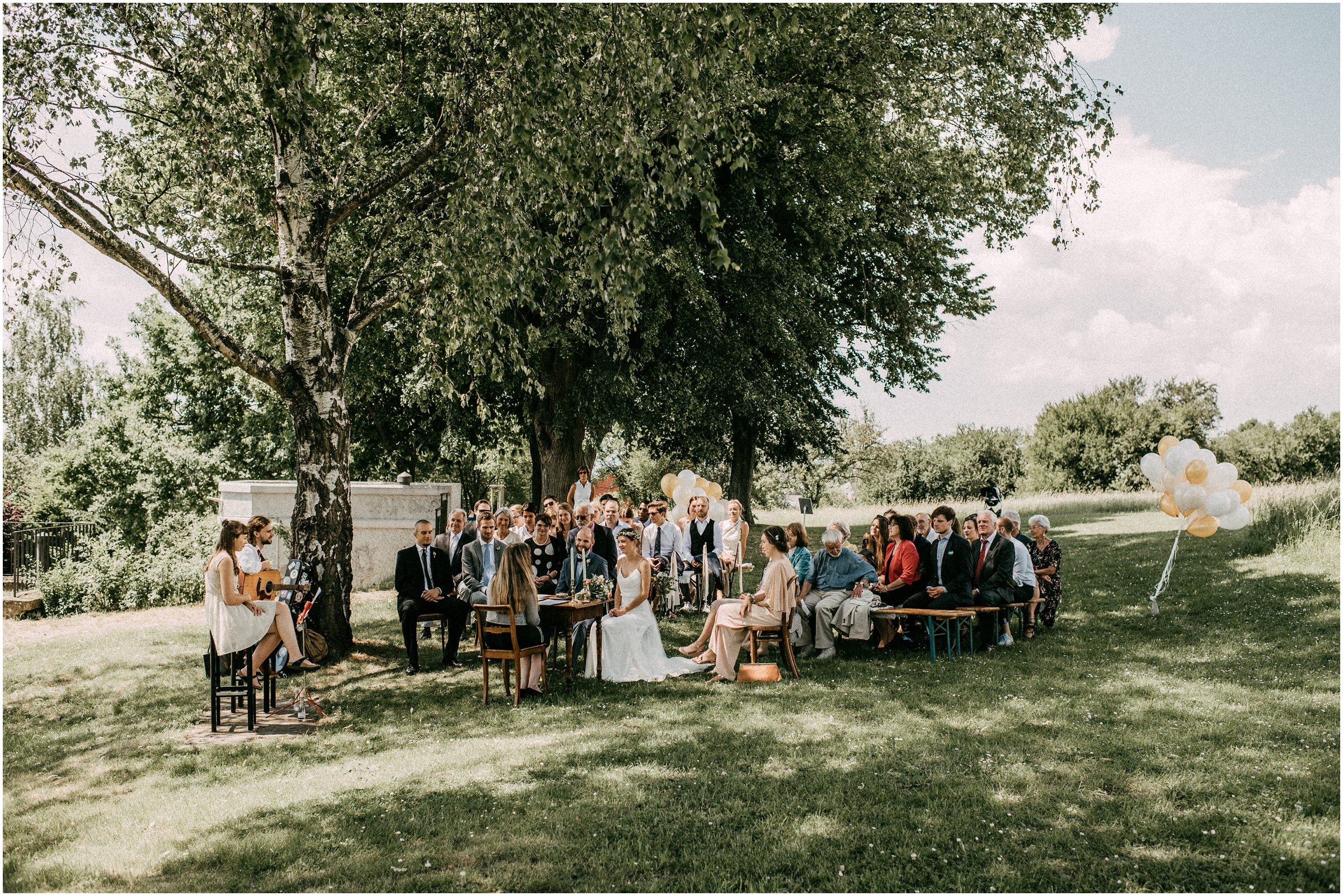 Wiesenhochzeit: Hochzeitsgesellschaft während der Trauung
