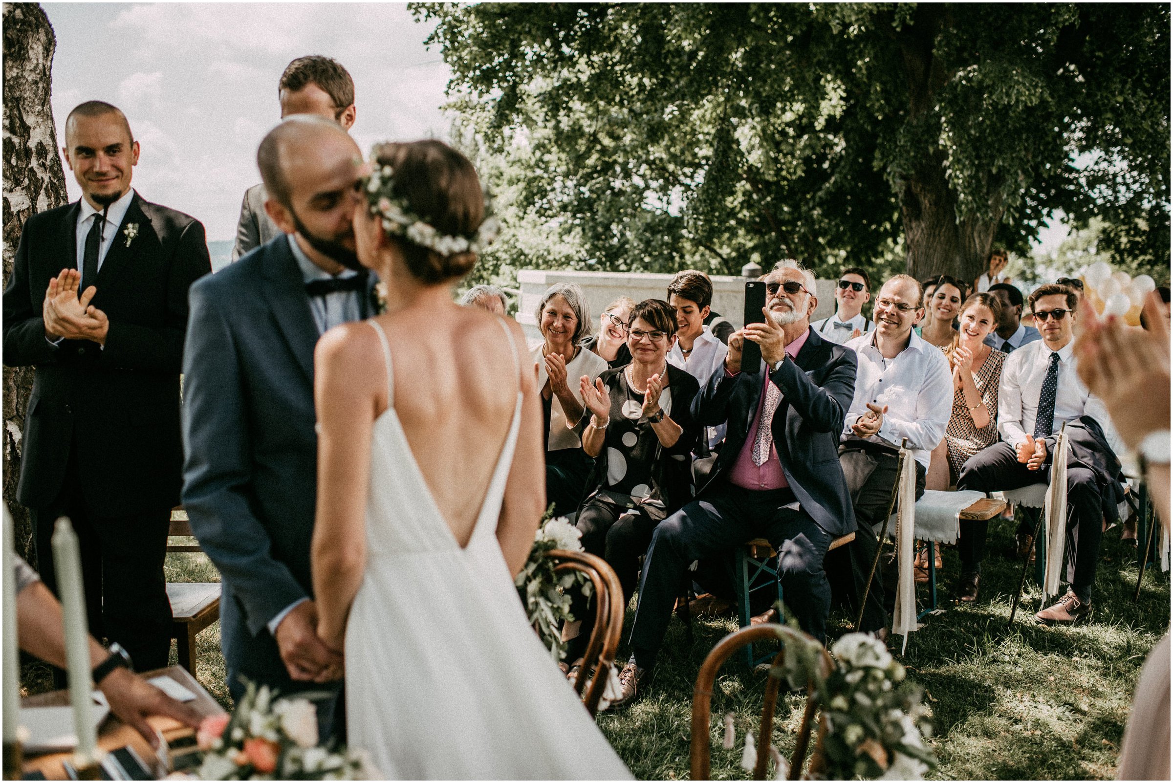 Wiesenhochzeit: das Brautpaar küsst sich