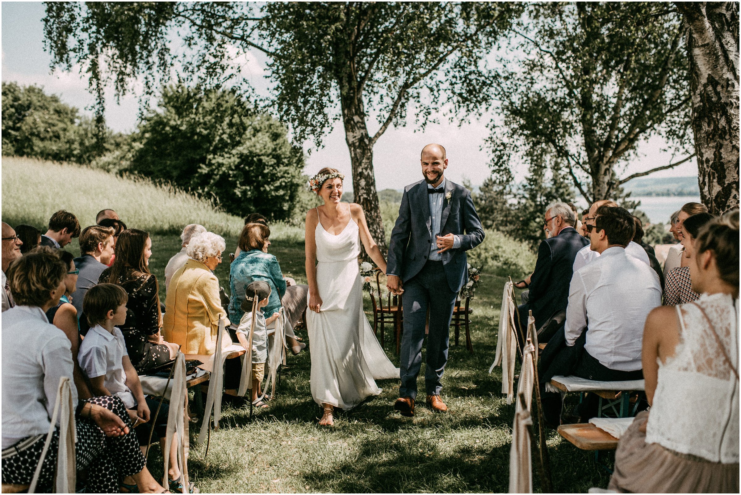 Wiesenhochzeit: Auszug des Brautpaars nach der Trauung