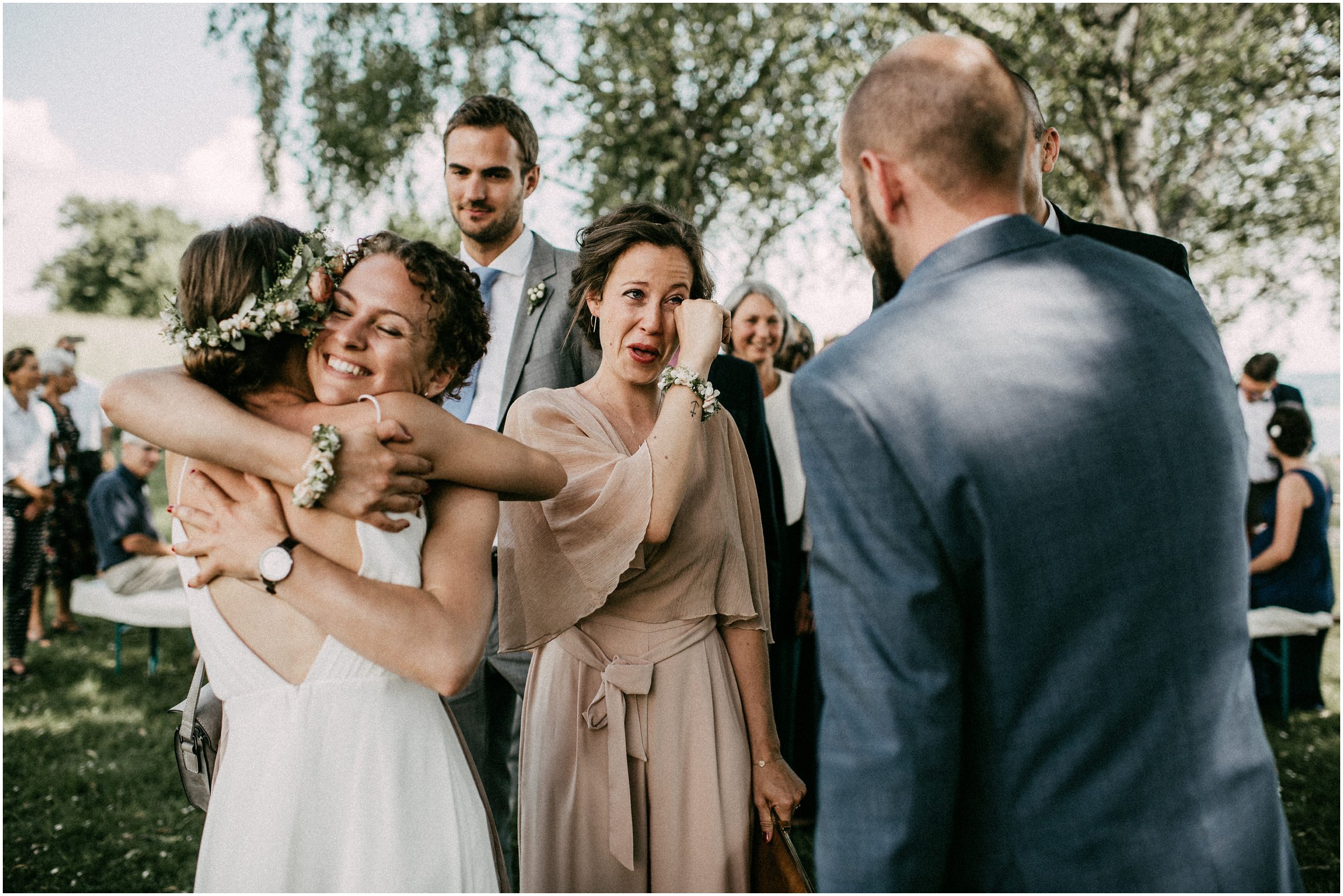 Wiesenhochzeit: gerührte Hochzeitsgäste gratulieren dem Brautpaar