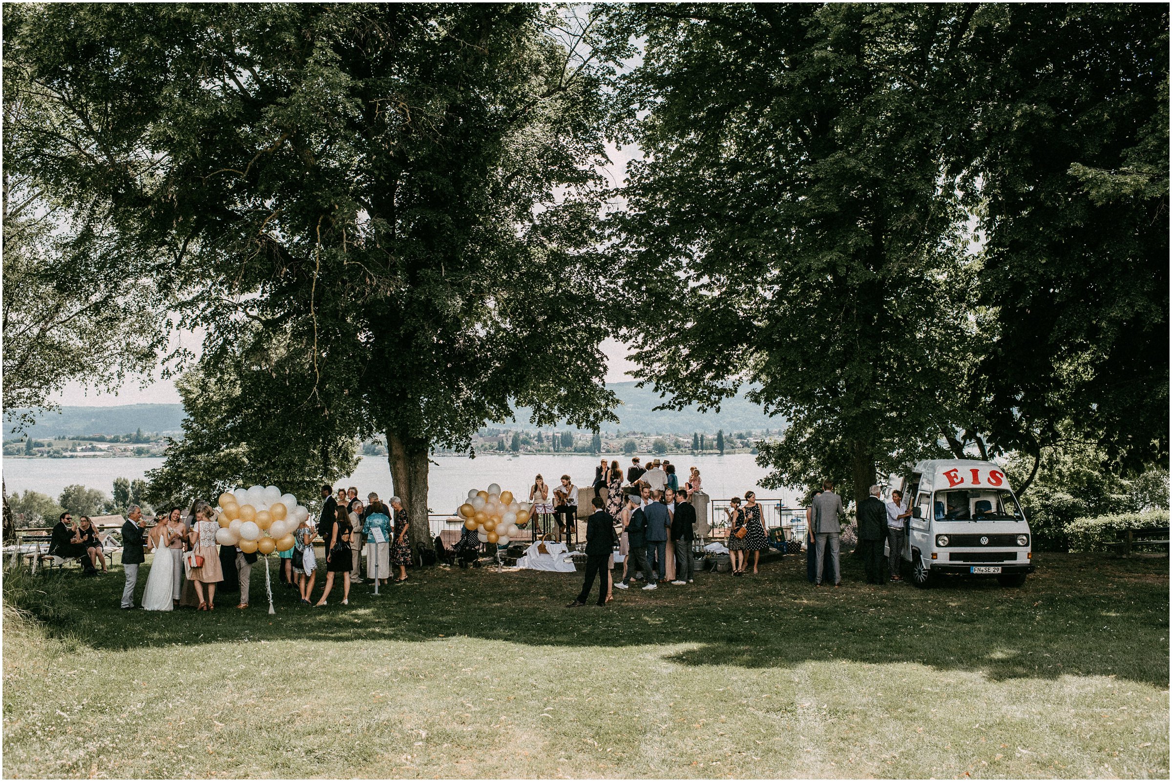 Wiesenhochzeit: Hochzeitsgesellschaft mit Luftballons