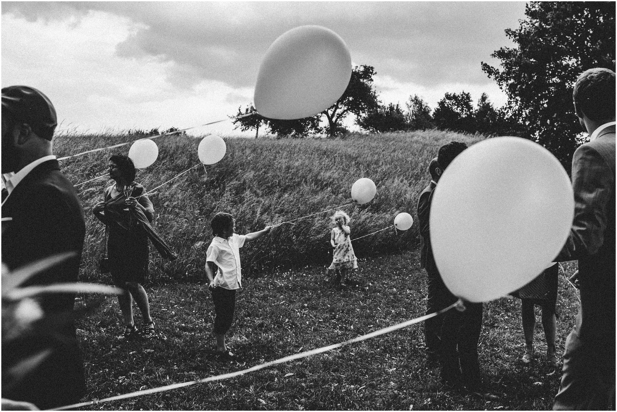 Wiesenhochzeit: jeder Gast mit einem Ballon