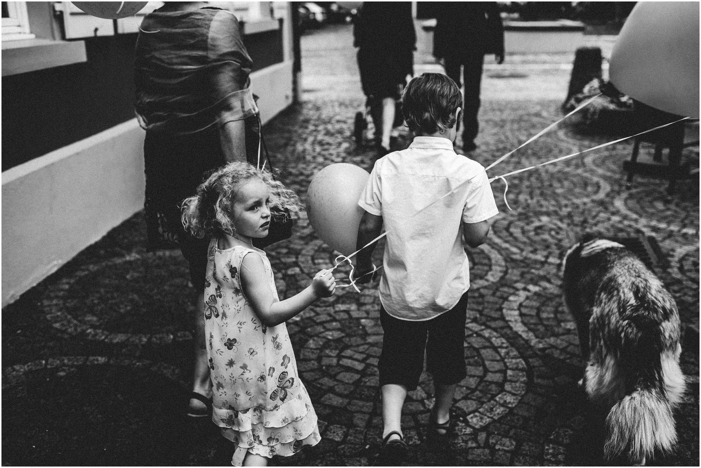 Wiesenhochzeit: Kinder mit Ballons