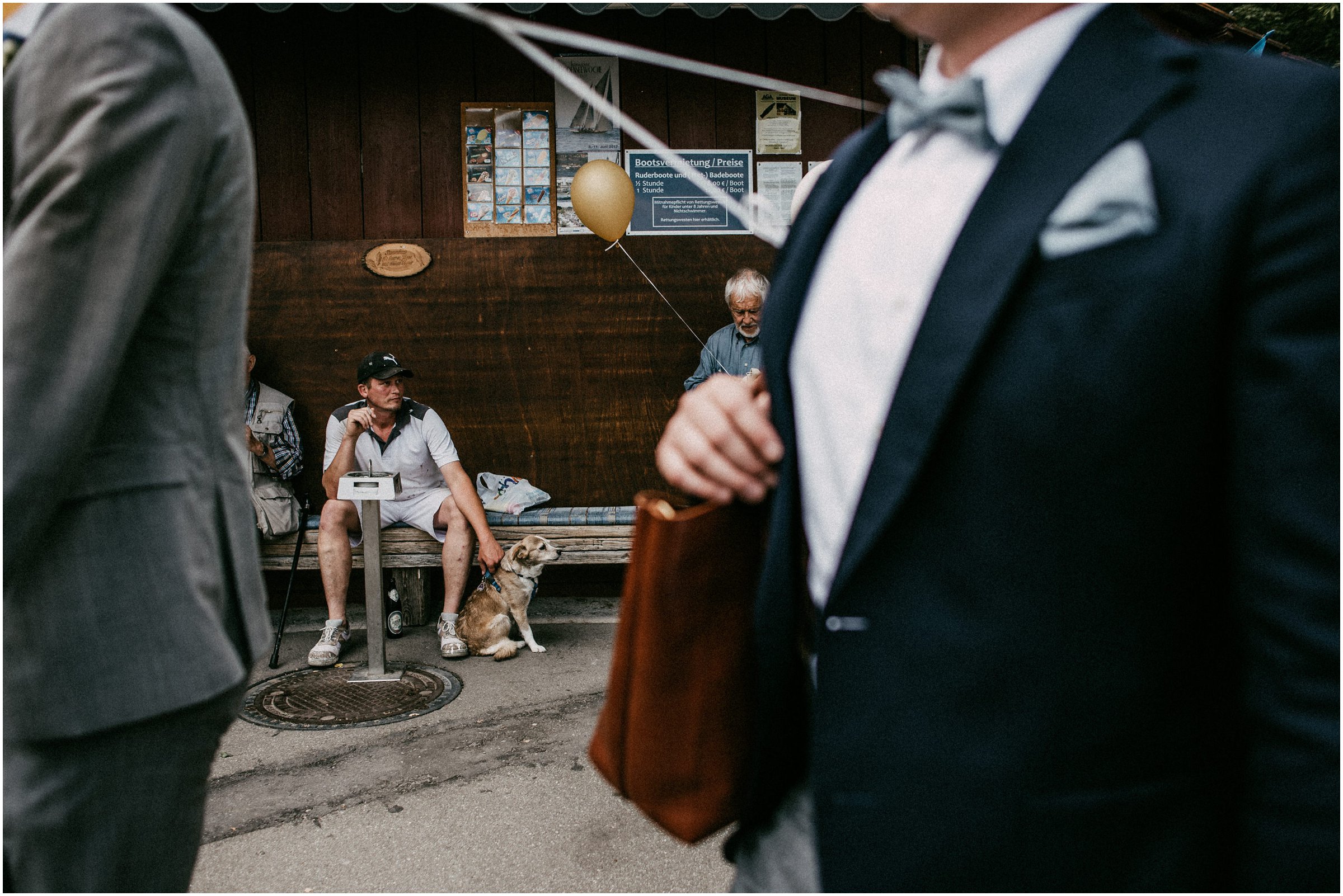 Wiesenhochzeit: Mann mit Hund