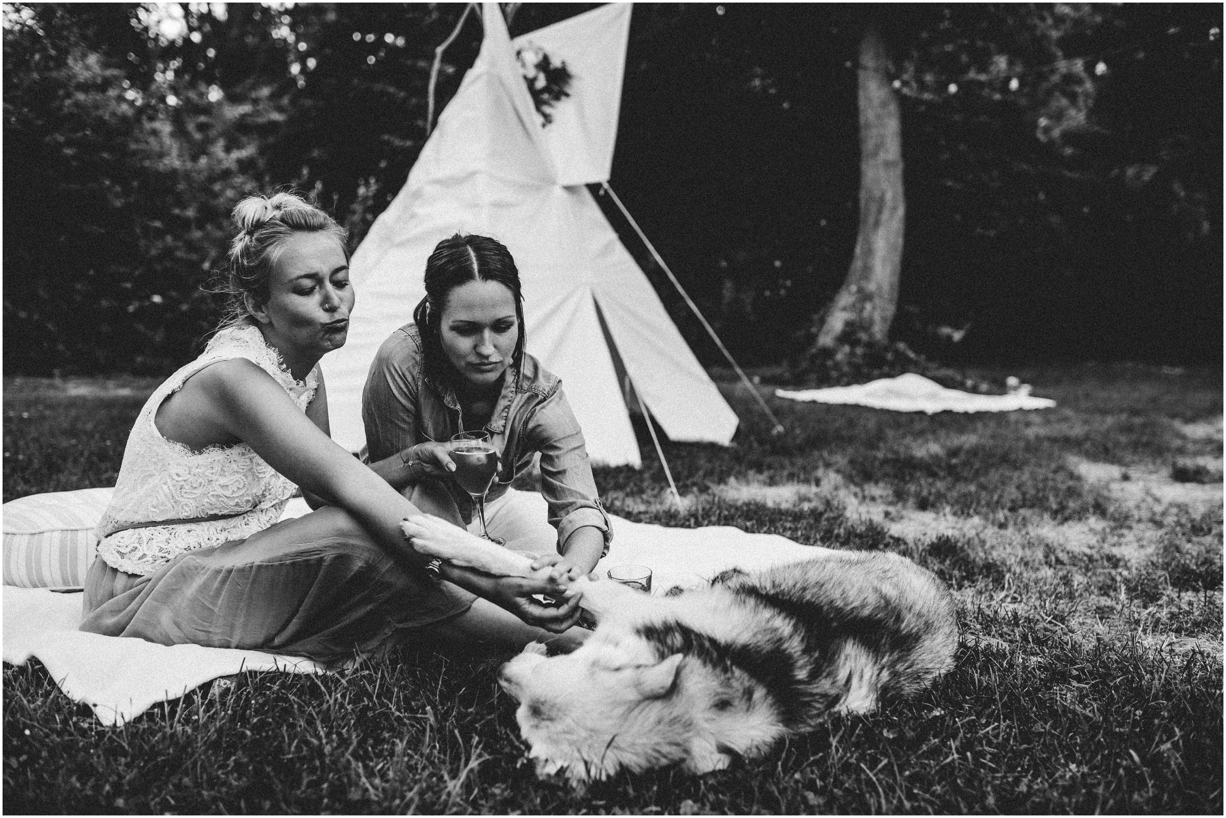Wiesenhochzeit: zwei Frauen streicheln den Hund