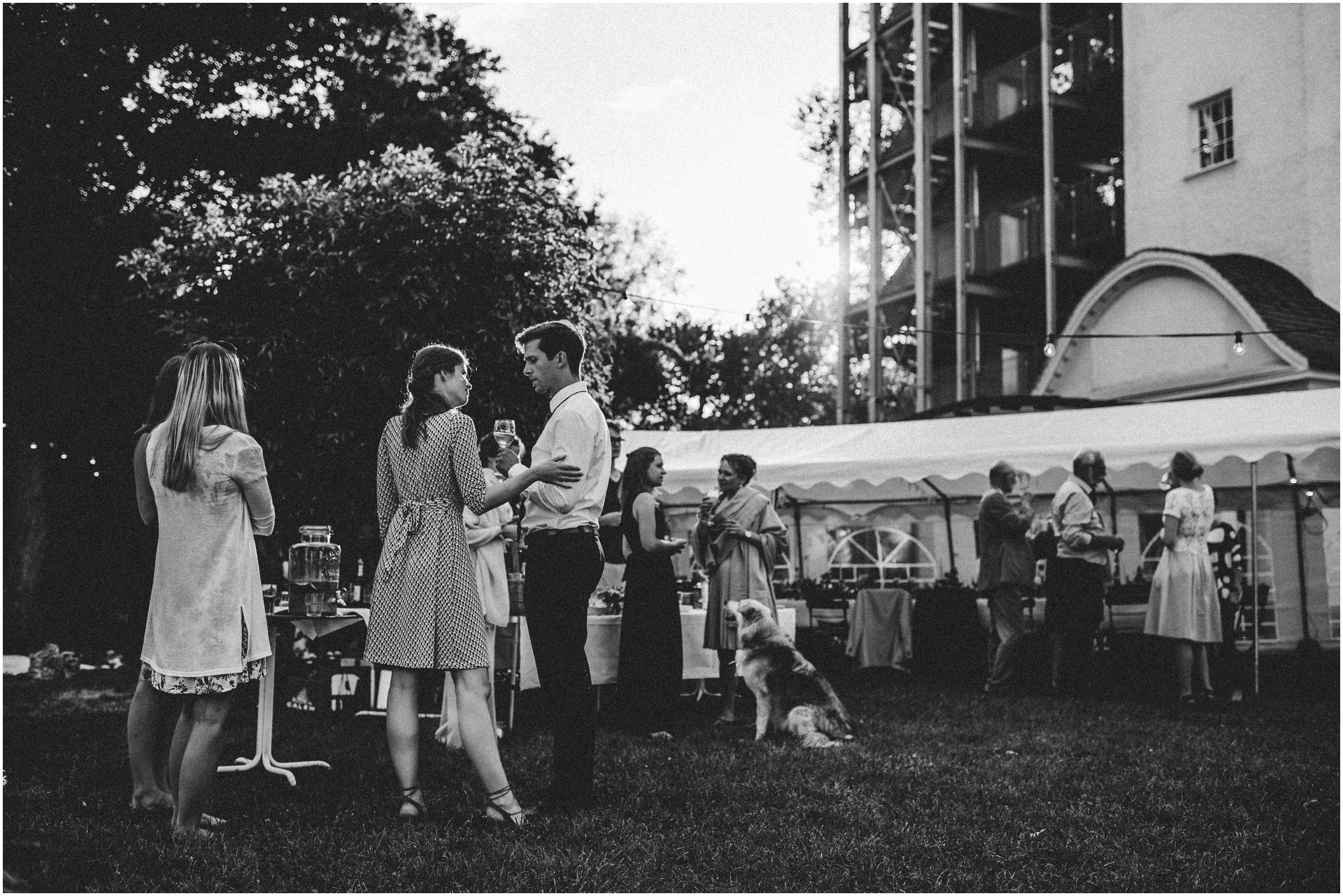 Wiesenhochzeit: Hochzeitsgesellschaft feiert im Garten