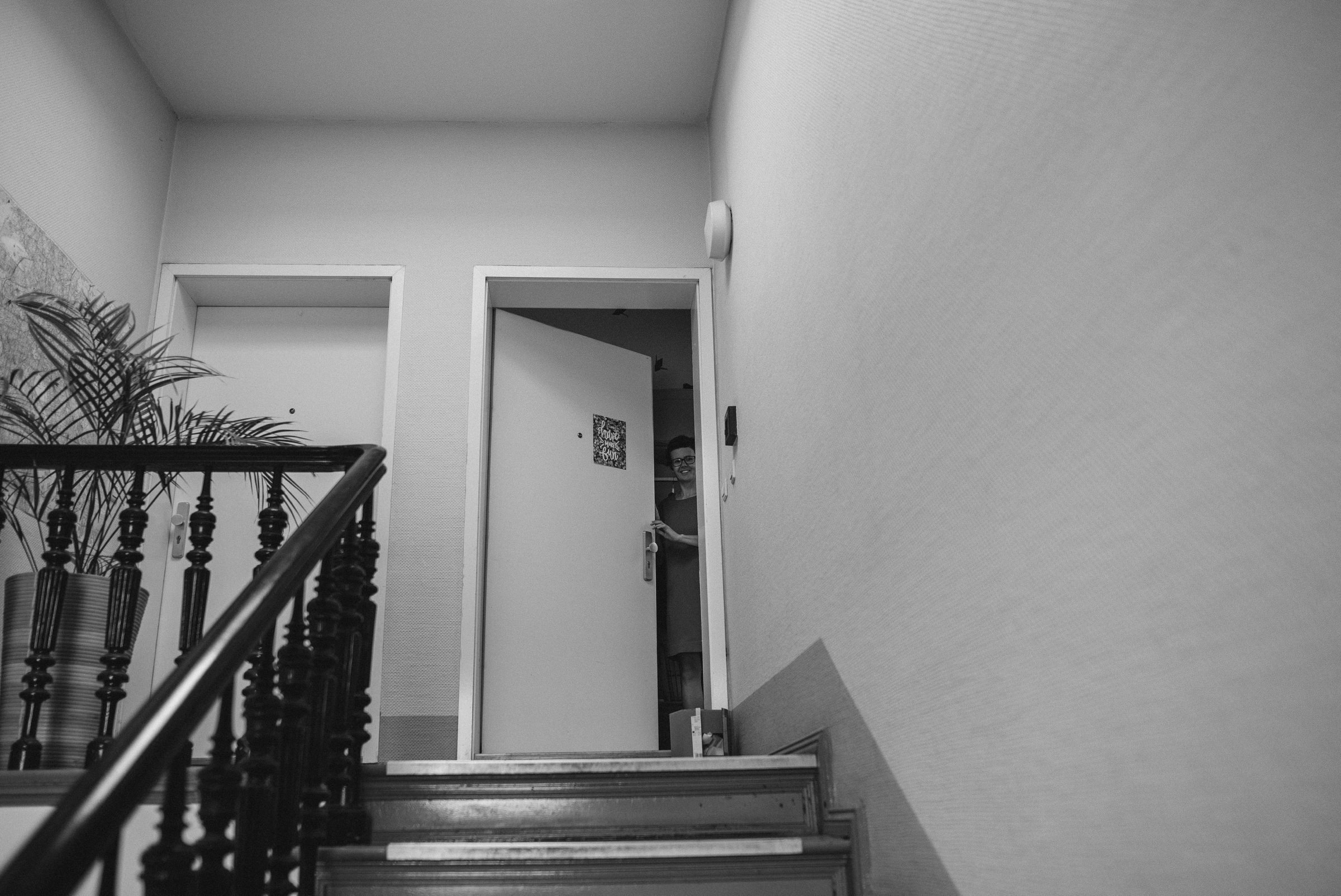 Hochzeit in Berlin: Braut öffnet die Wohnungstür