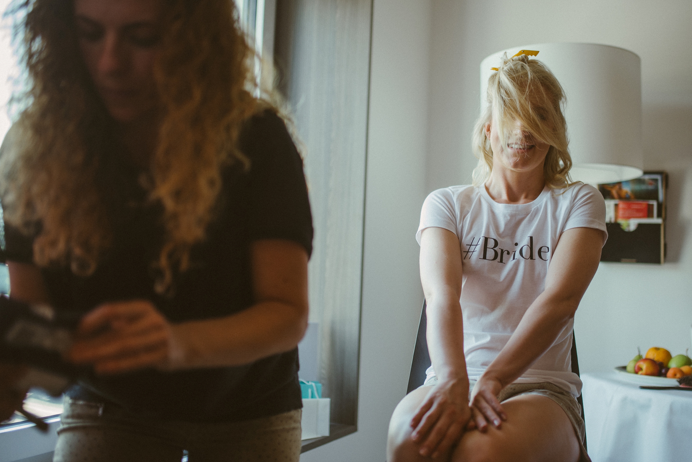 Hochzeit in der Schweiz: die Haare der Braut werden gesteckt