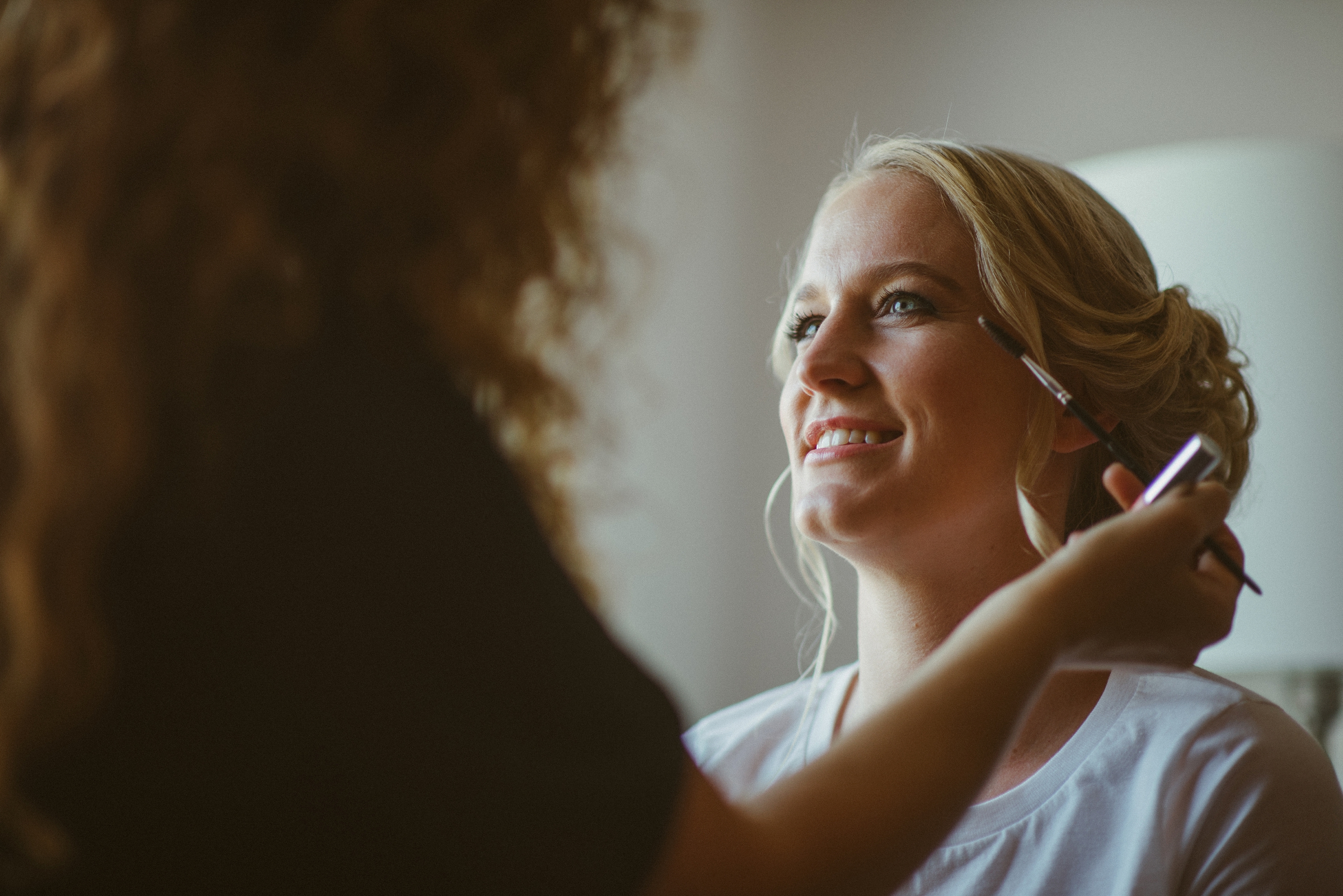 Hochzeit in der Schweiz: die Braut wird geschminkt
