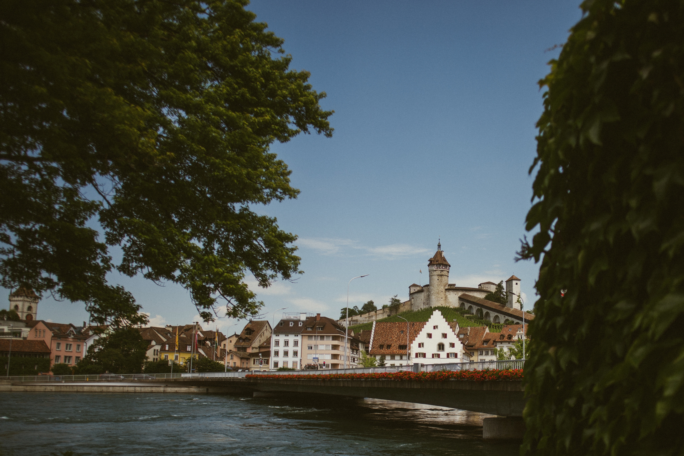 Hochzeit in der Schweiz: Blick auf das Stadtpanorama mit Burg in der Mitte und Fluß im Vordergrund
