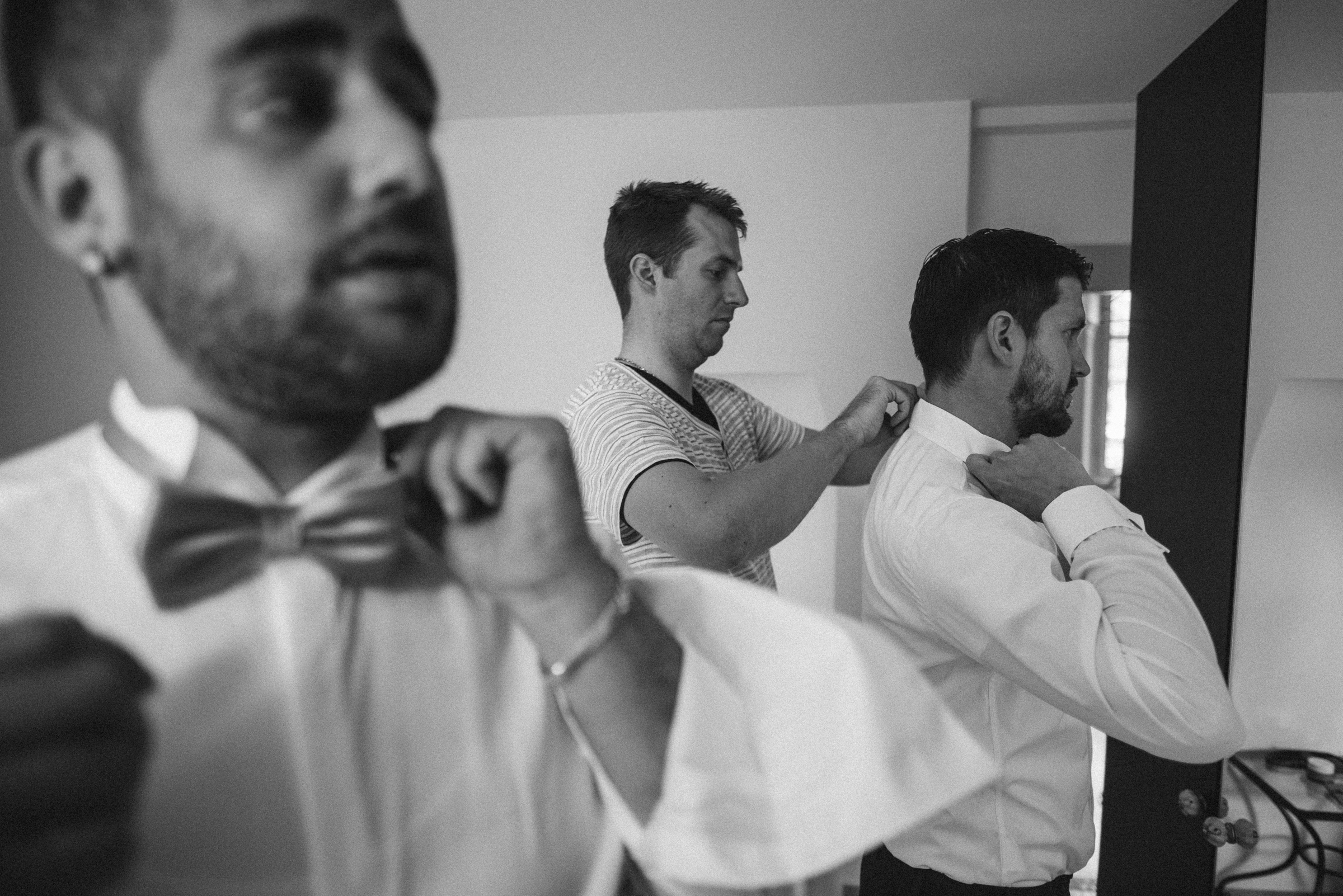 Hochzeit in der Schweiz: Bräutigam und Trauzeugen machen sich fertig
