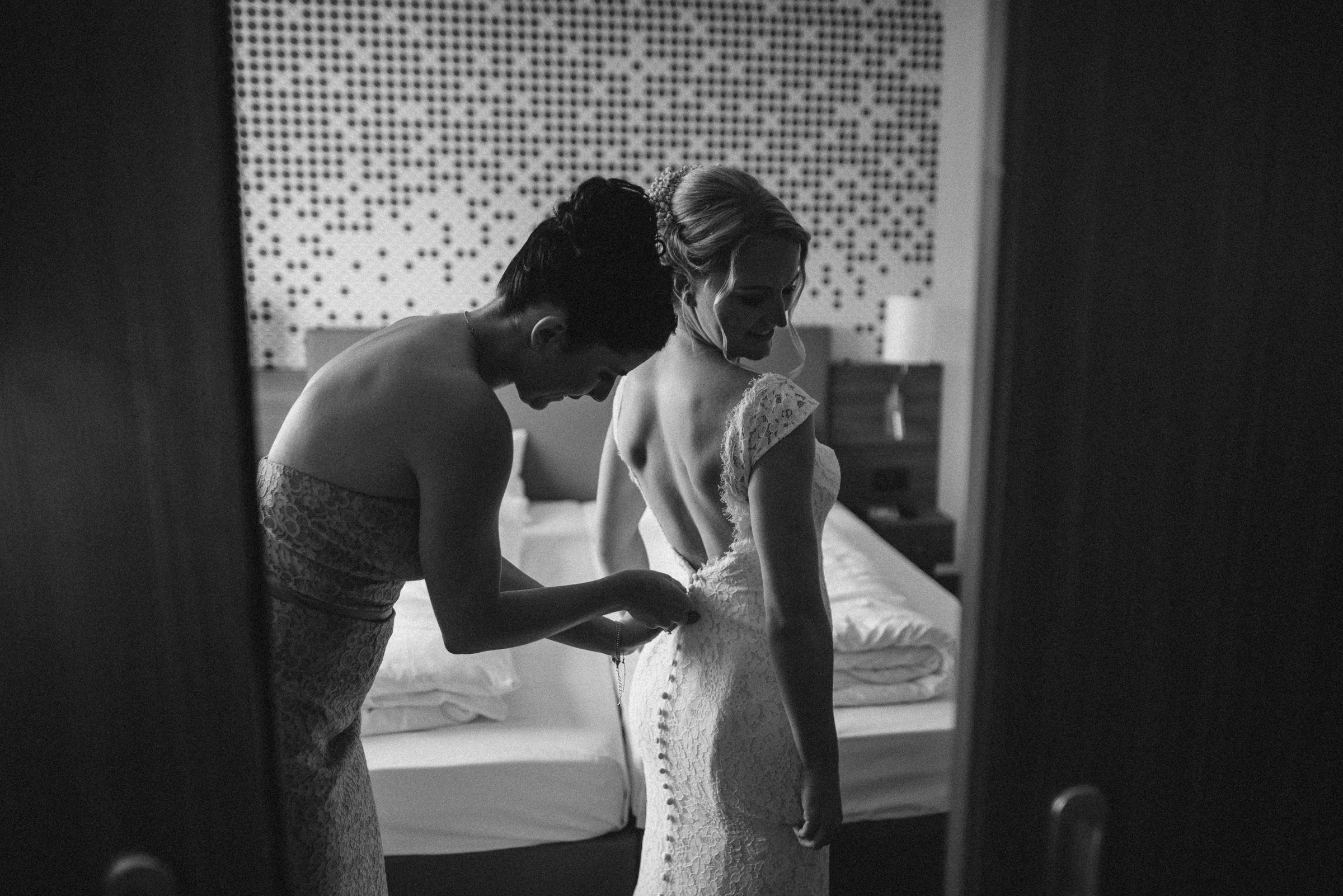 Hochzeit in der Schweiz: Das Kleid der Braut wird zugeknöpft
