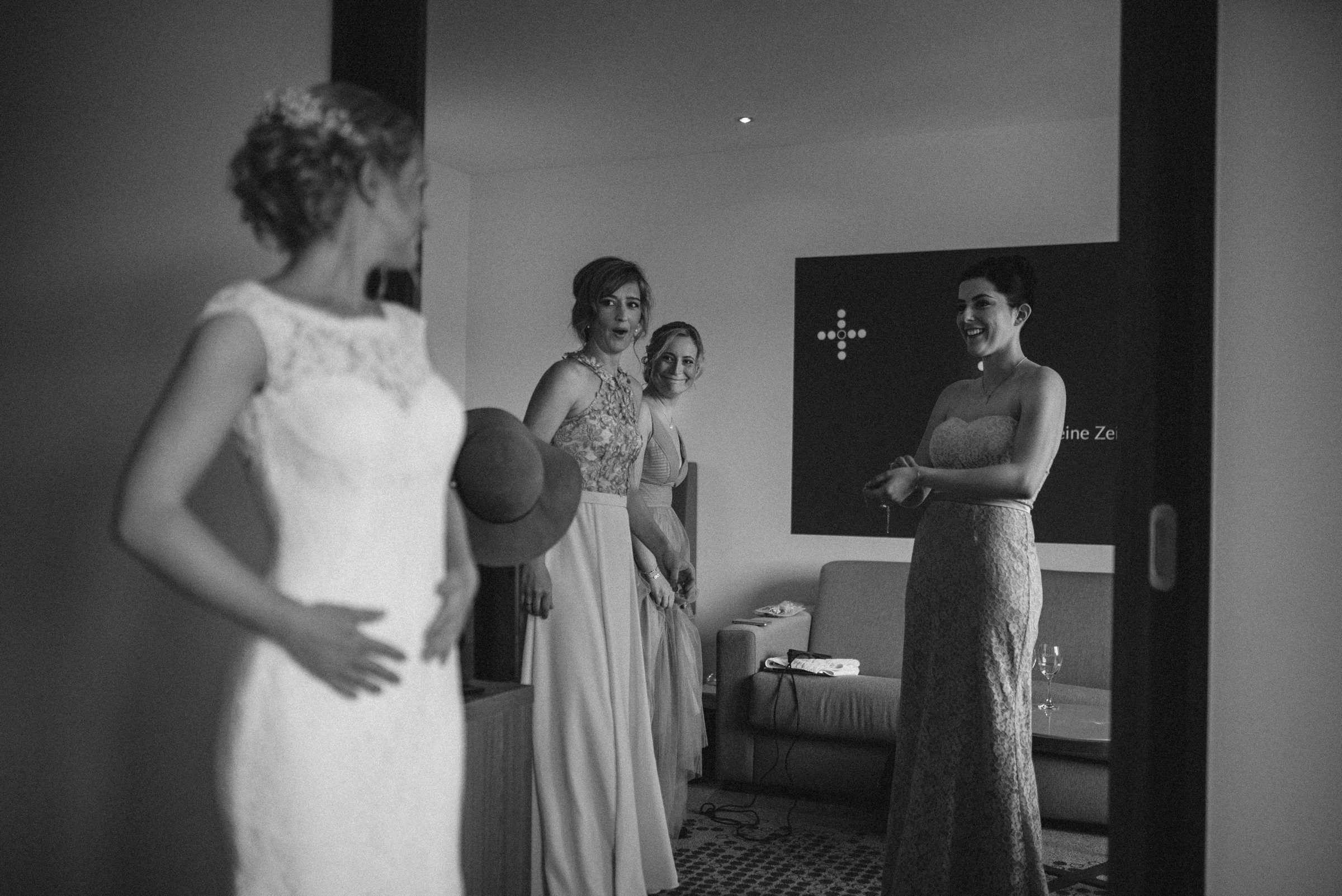 Hochzeit in der Schweiz: Brautjungfern bestaunen die Braut