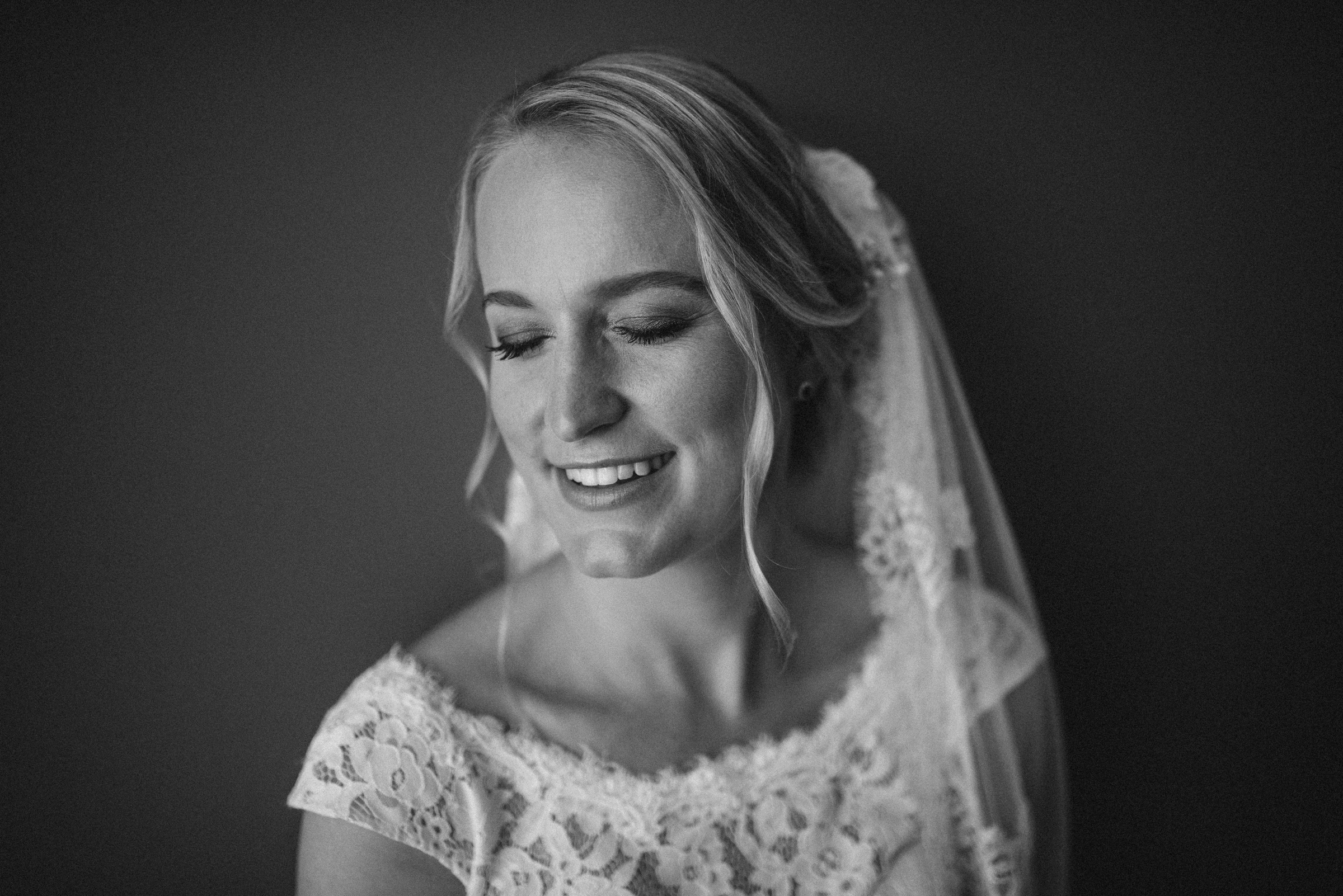 Hochzeit in der Schweiz: Portrait der Braut mit geschlossenen Augen