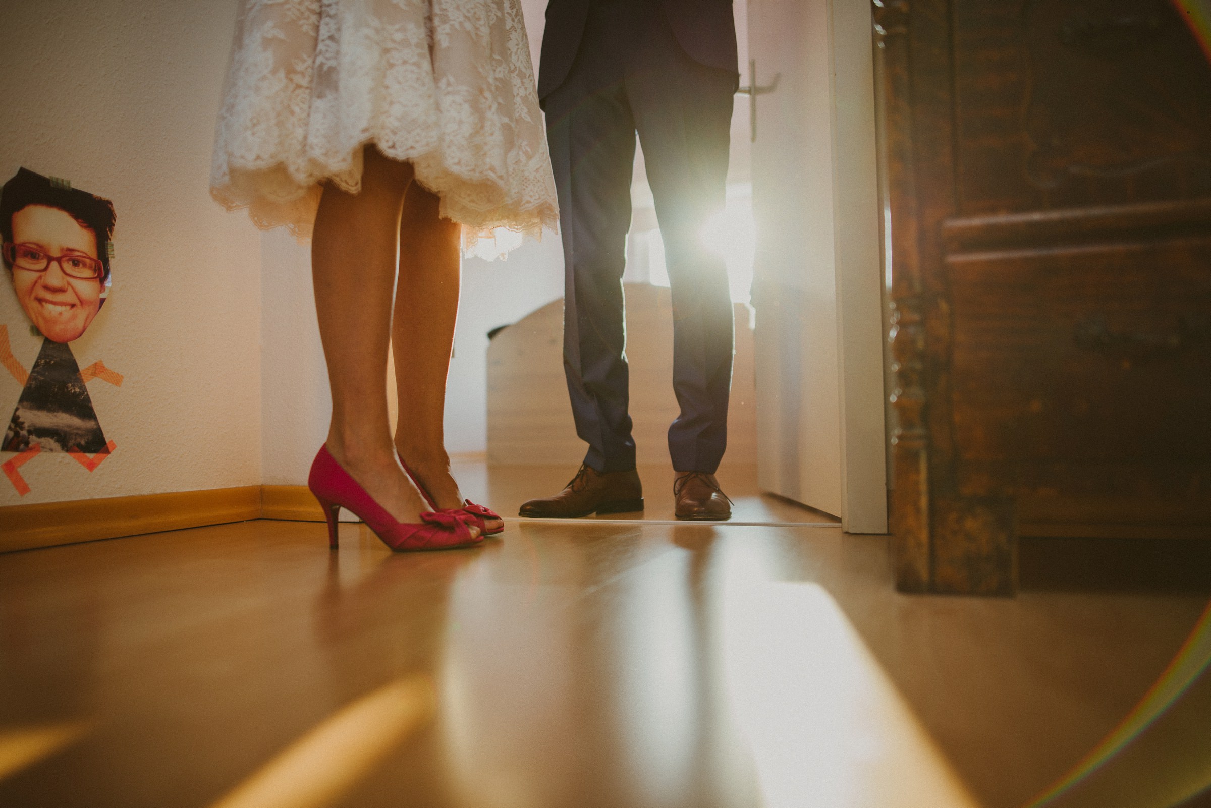 Hochzeit in Berlin: Beine des Brautpaars durch das die Sonne scheint