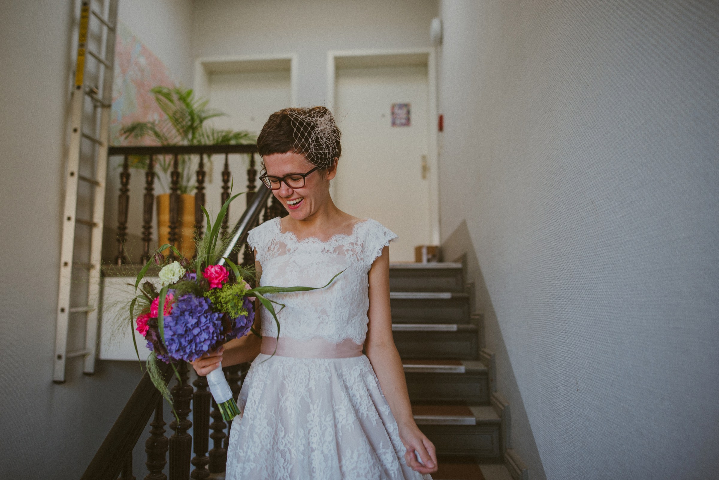 Hochzeit in Berlin: Braut läuft die Treppe hinunter
