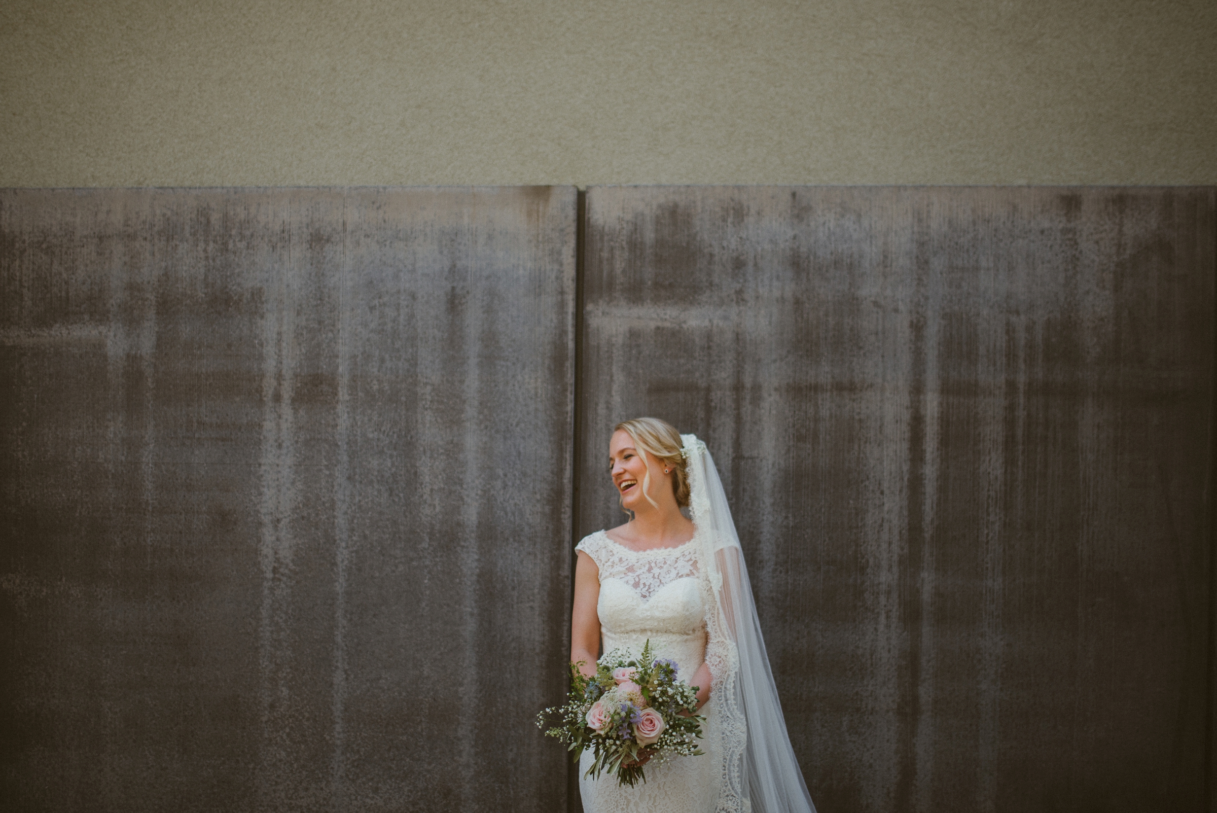 Hochzeit in der Schweiz: lachende Braut mit Brautstrauß