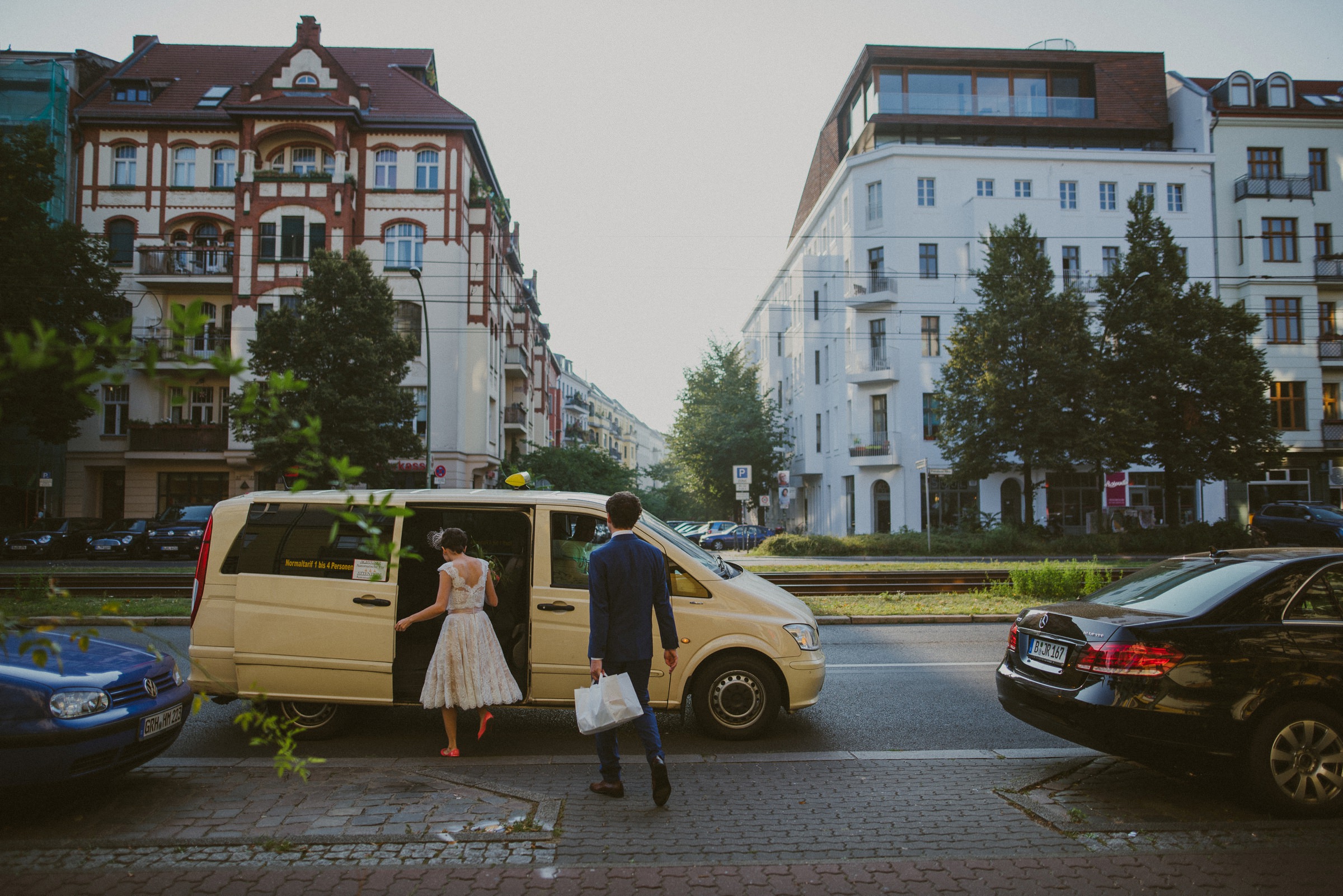 Hochzeit in Berlin: Brautpaar steigt ins Taxi