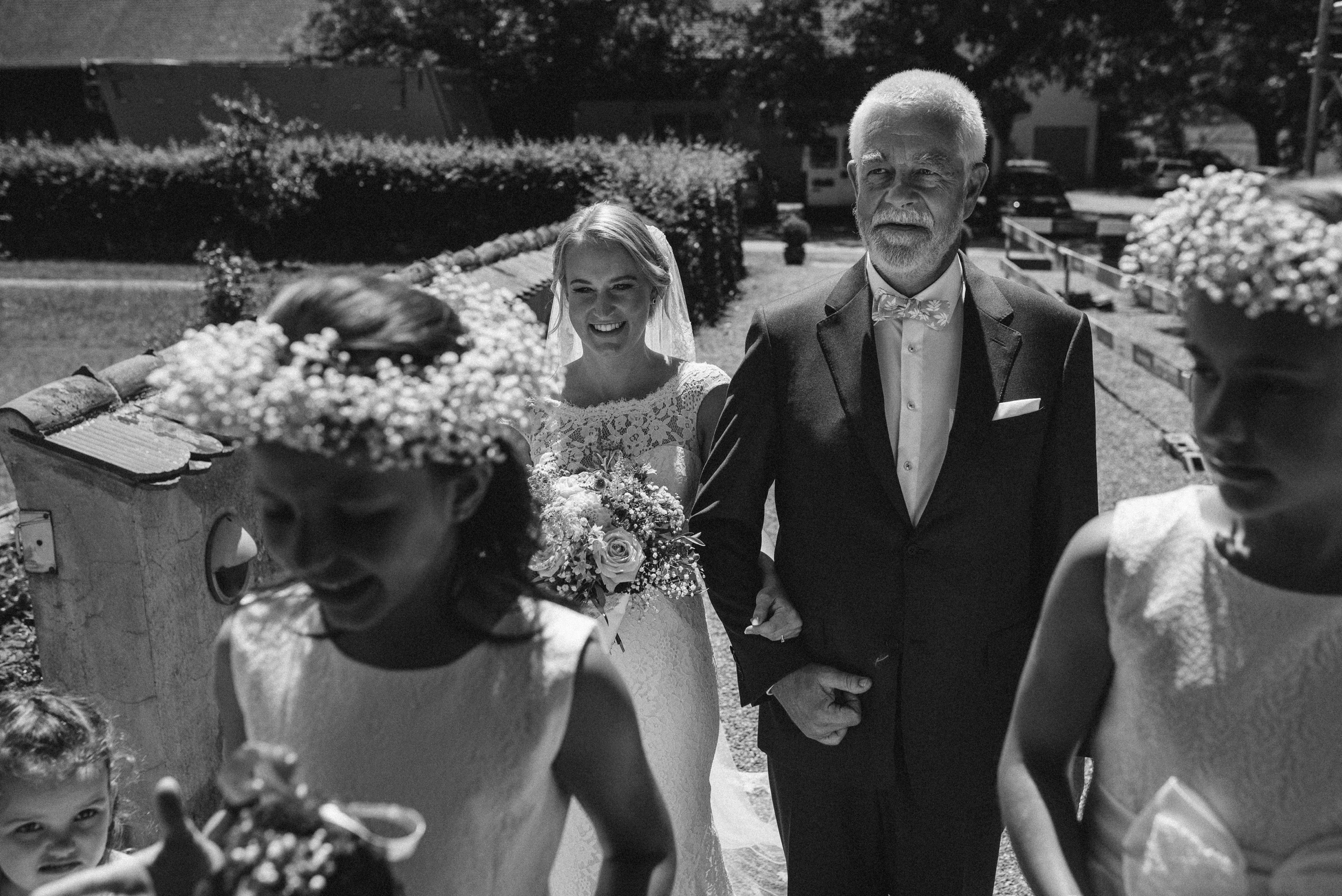 Hochzeit in der Schweiz: Brautvater und Braut treten ein, im Vordergrund Blumenmädchen